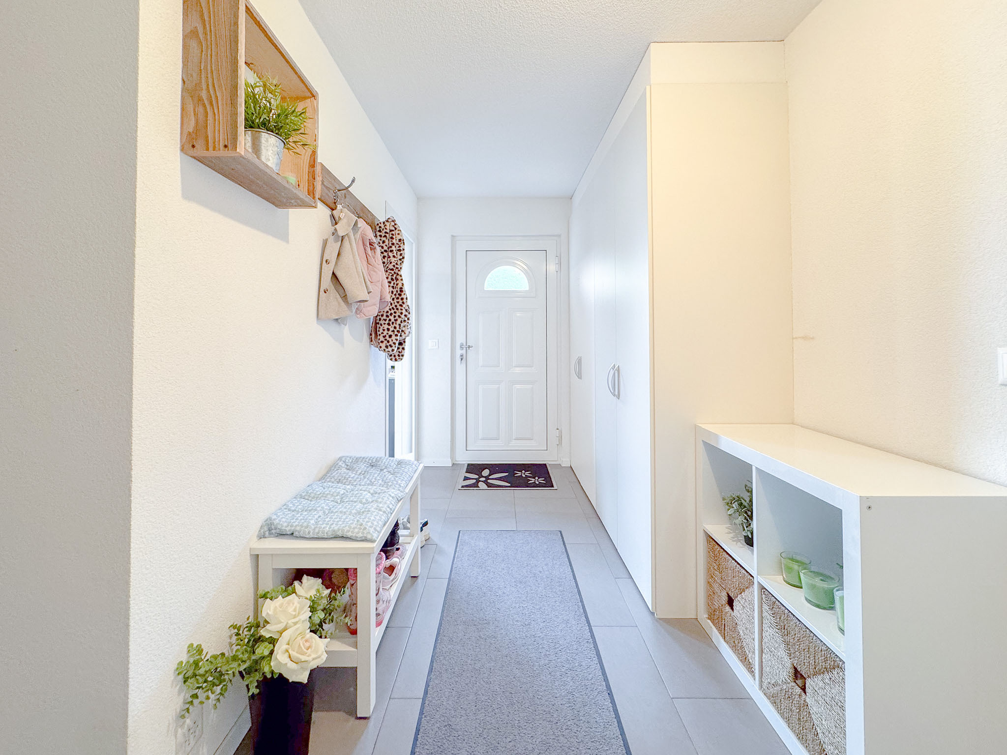 Hall d'entrée avec armoires au rez inférieur Hall d'entrée avec armoires au rez inférieur