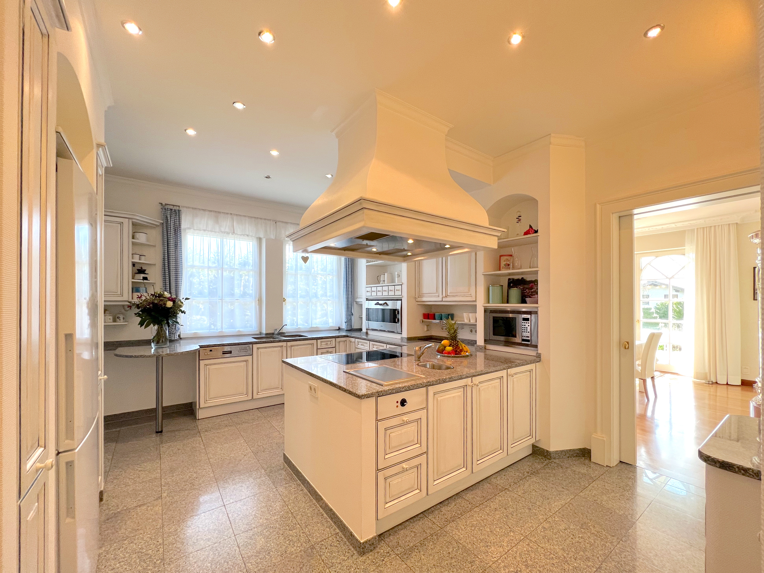 Die voll ausgestattete und hochwertige Küche.