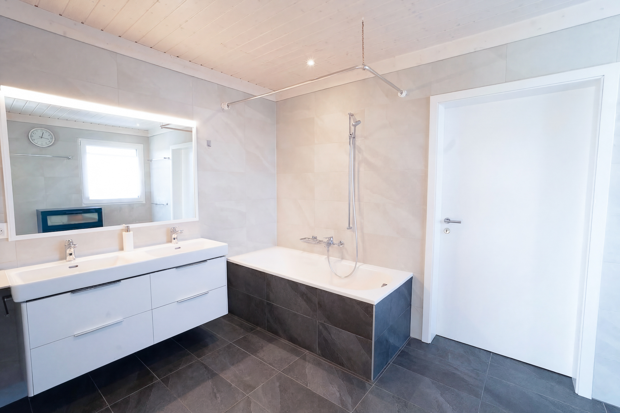 Salle de bain-douche attenante à la chambre Rez supérieur