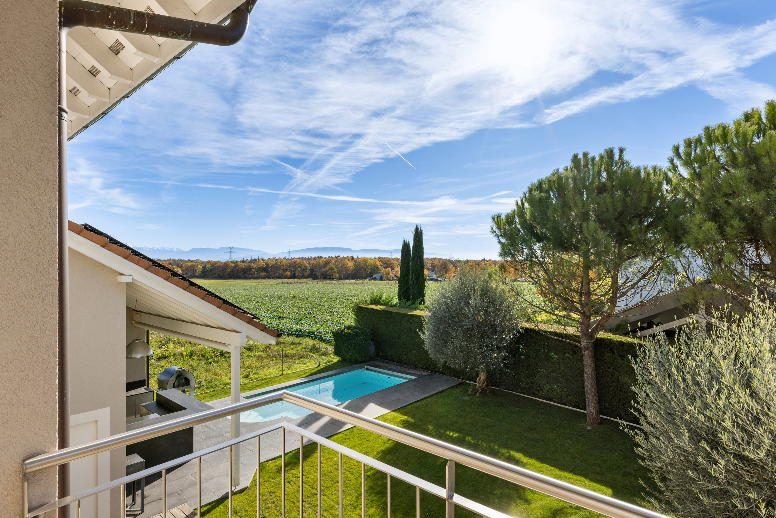 Vue plongeante sur les champs depuis le balcon