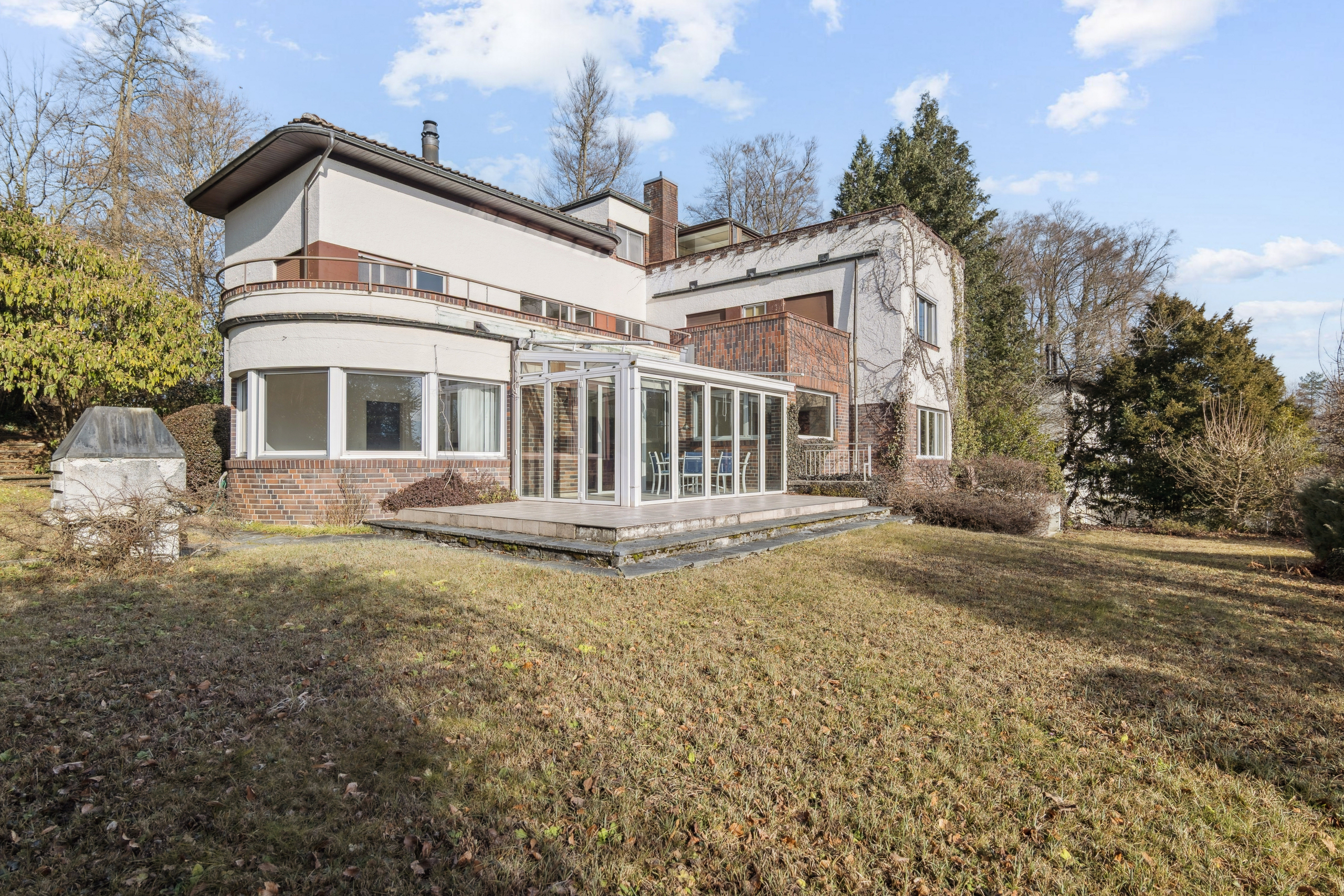 South-facing fassade with winter garden