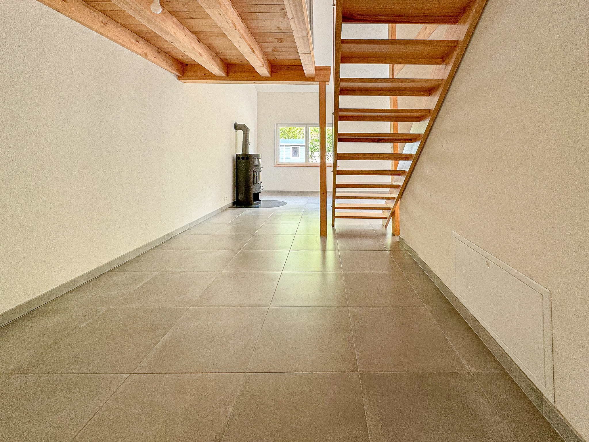 Duplex de 6 pces - espace disponible sous l'escalier Duplex de 6 pces - espace disponible sous l'escalier