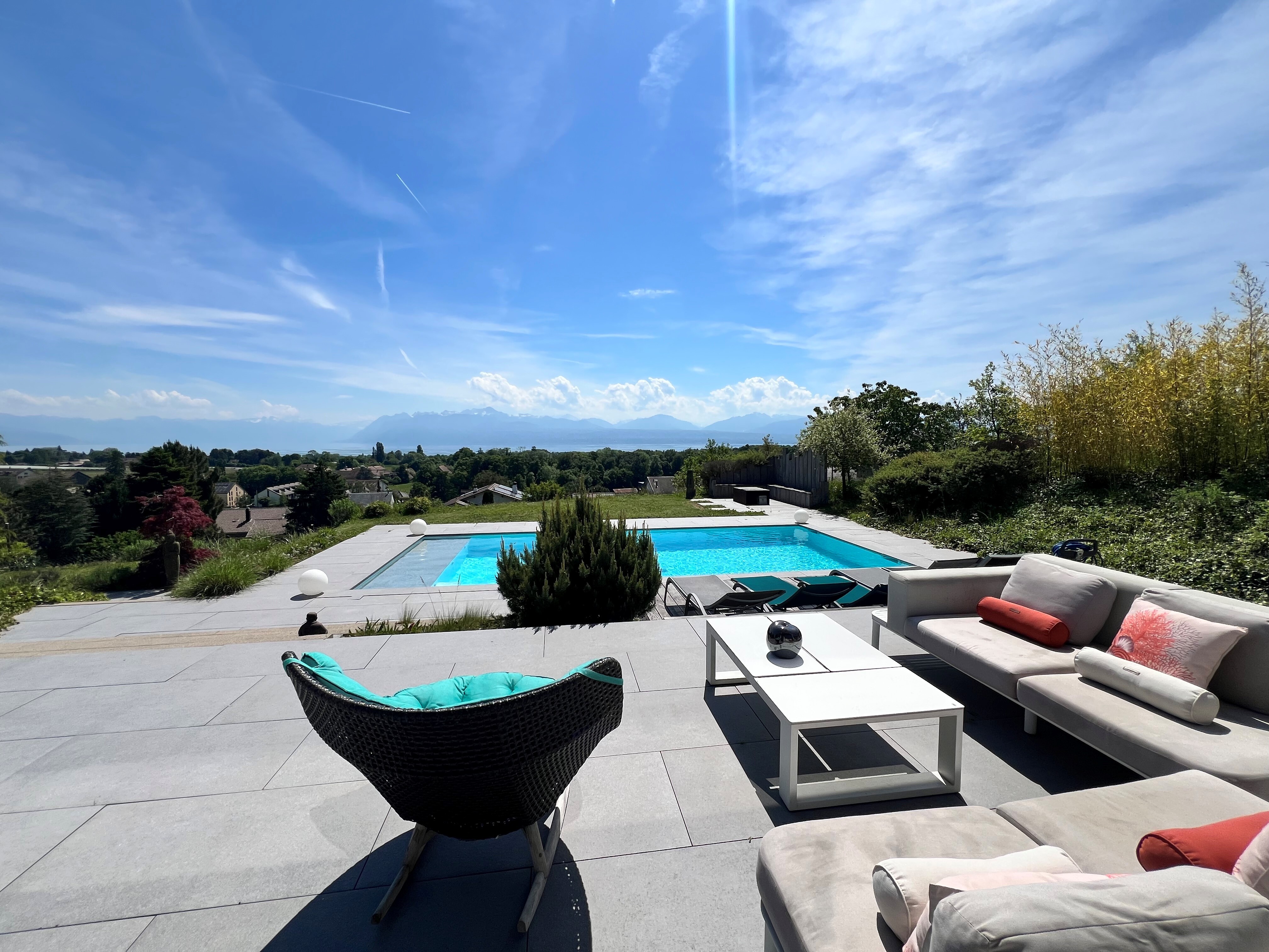 vue lac et piscine 