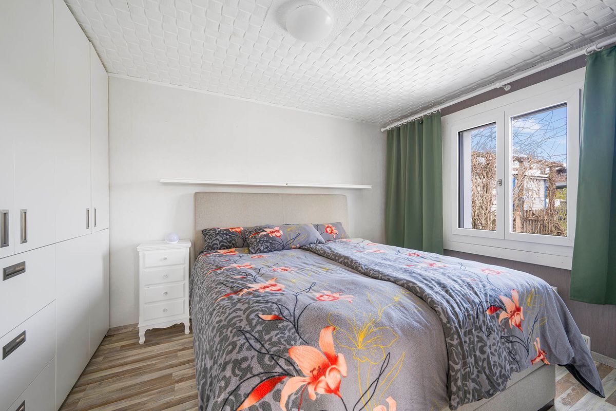 Gemütliches Schlafzimmer mit grossem Einbauschrank.