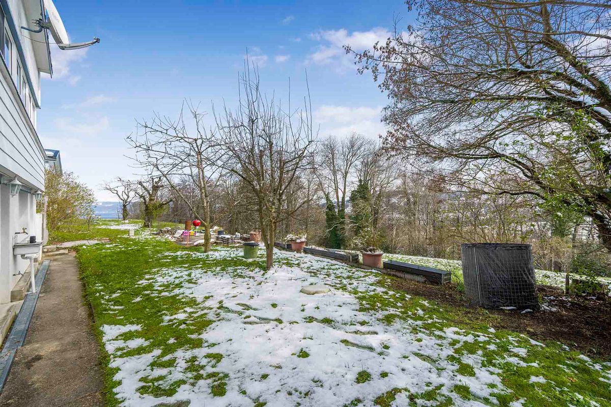 Garten mit Ausblick auf die umliegende Landschaft.