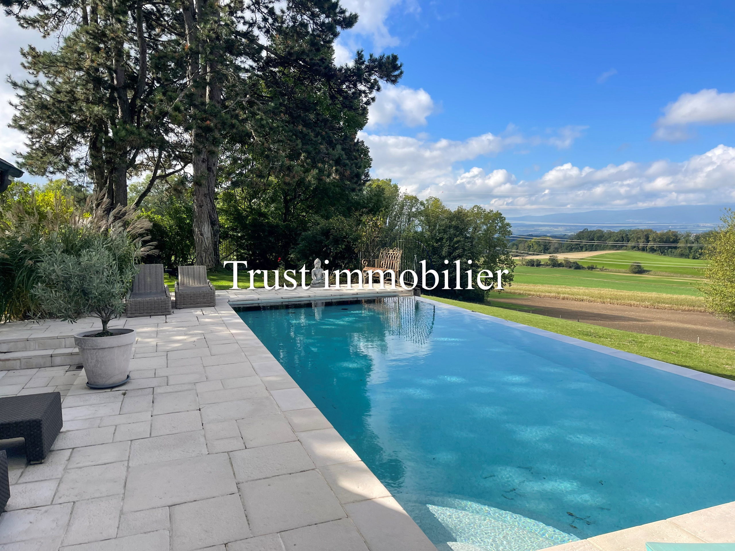 Местоположение
 1