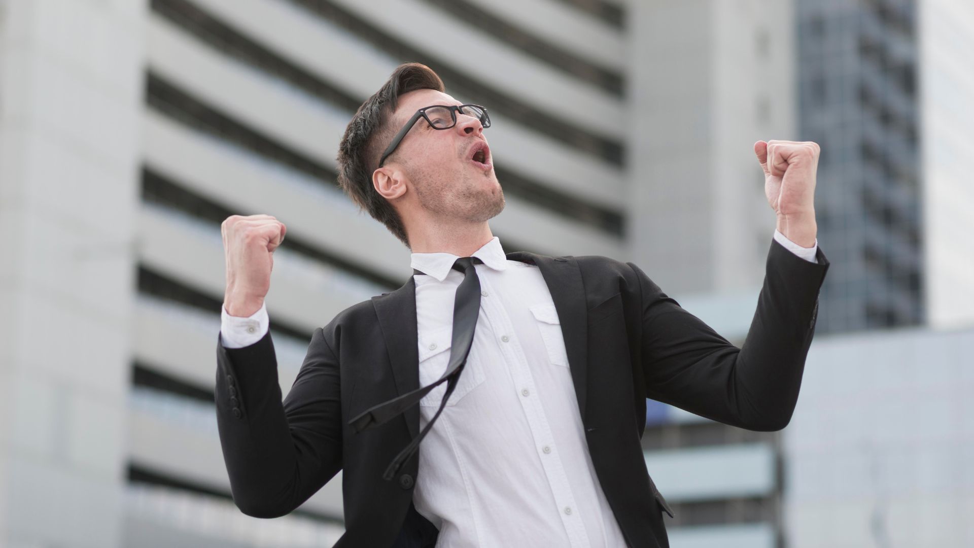 Real estate professional celebrating a success, illustrating the reduction of advertising costs and optimisation of real estate ad distribution.