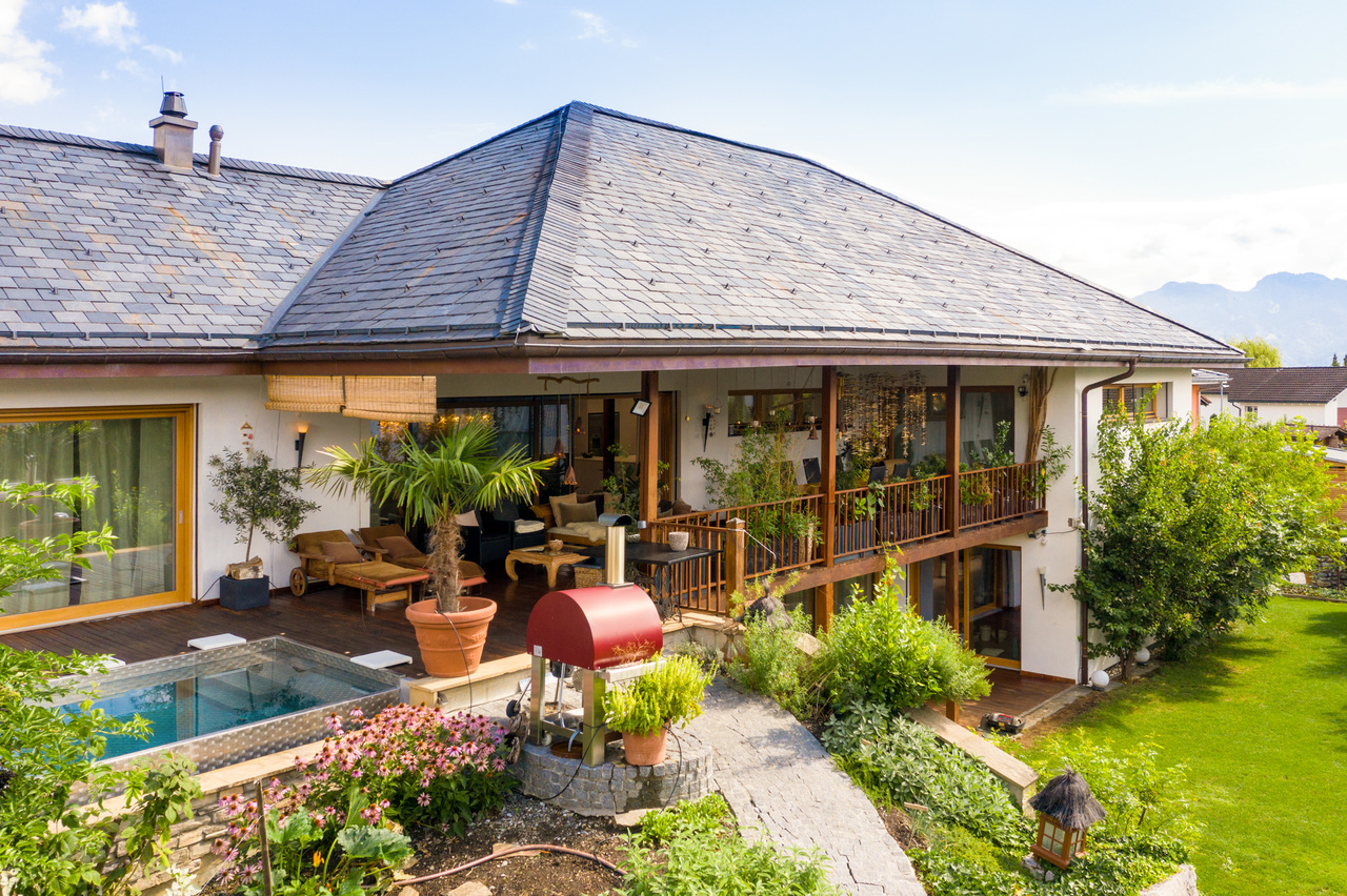 Einmalig schöne Terrasse mit Aussenpool.