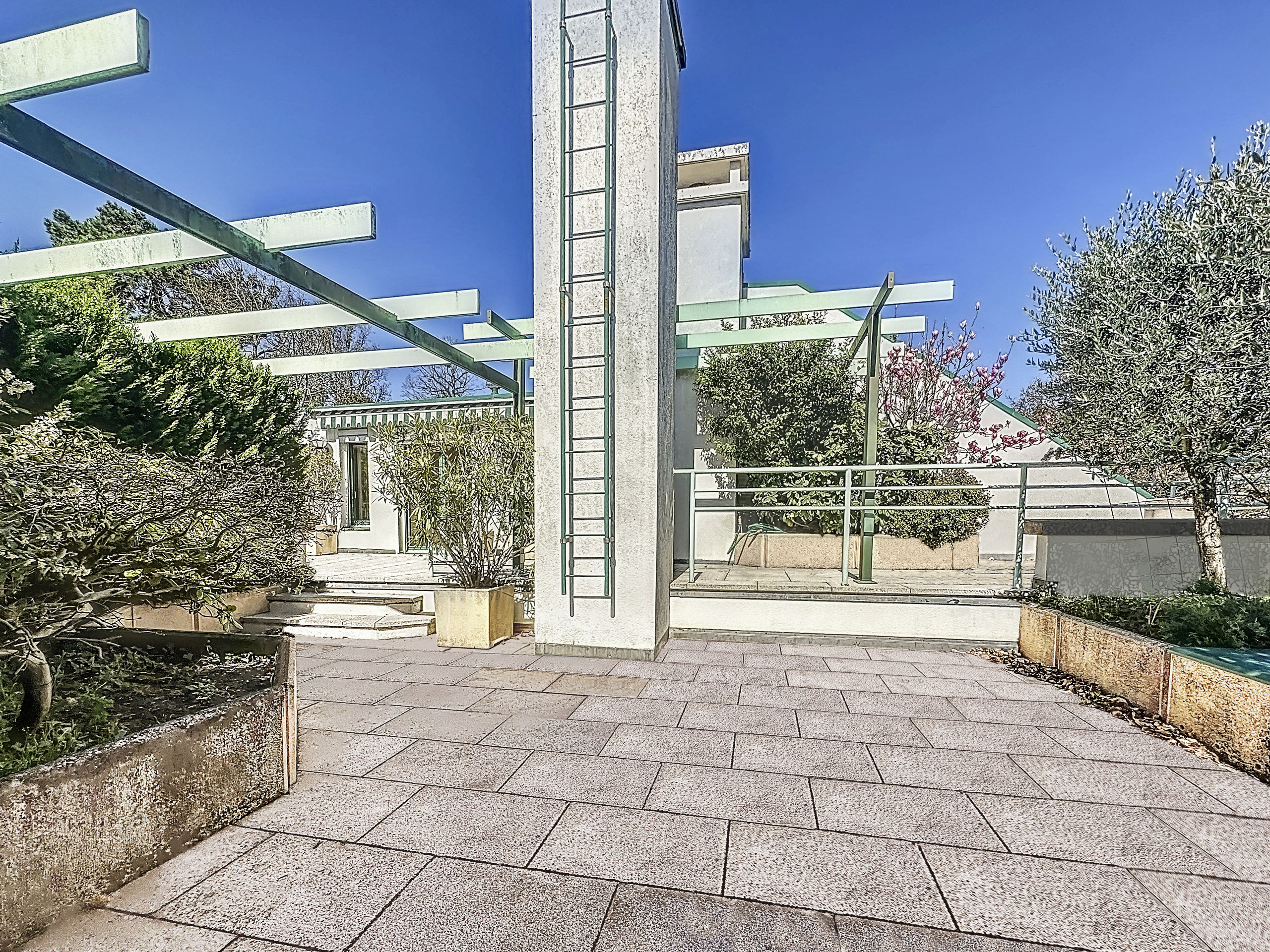 Différents espaces sur la terrasse