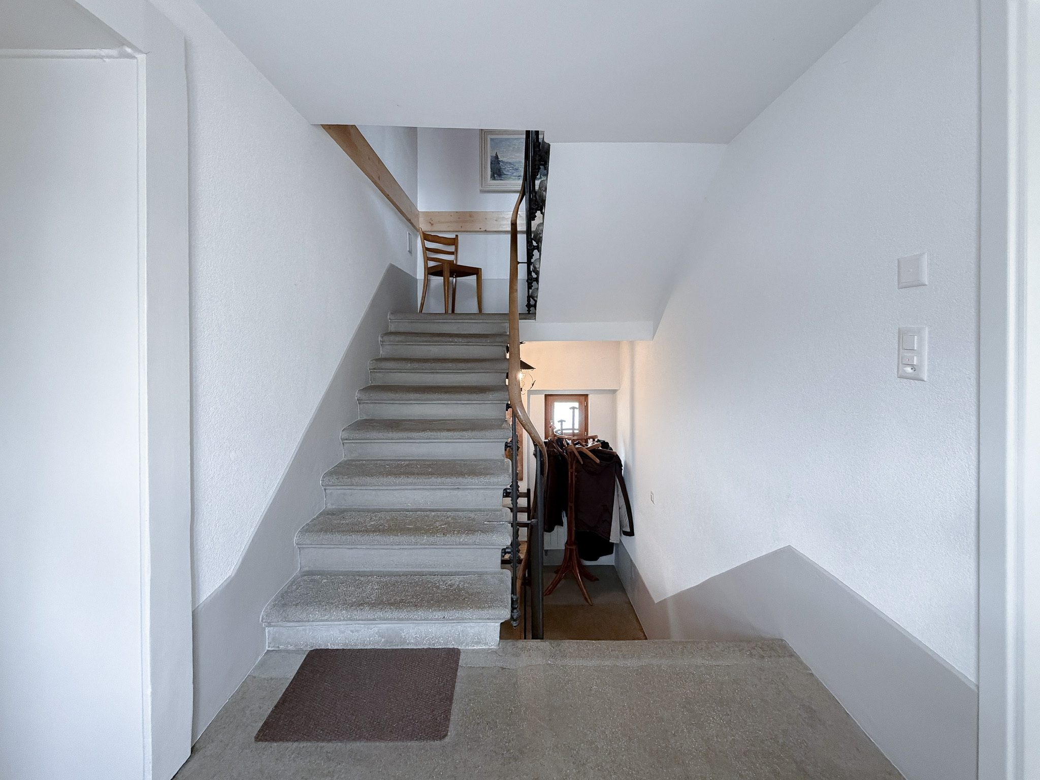 Couloir de distribution - escaliers en pierre