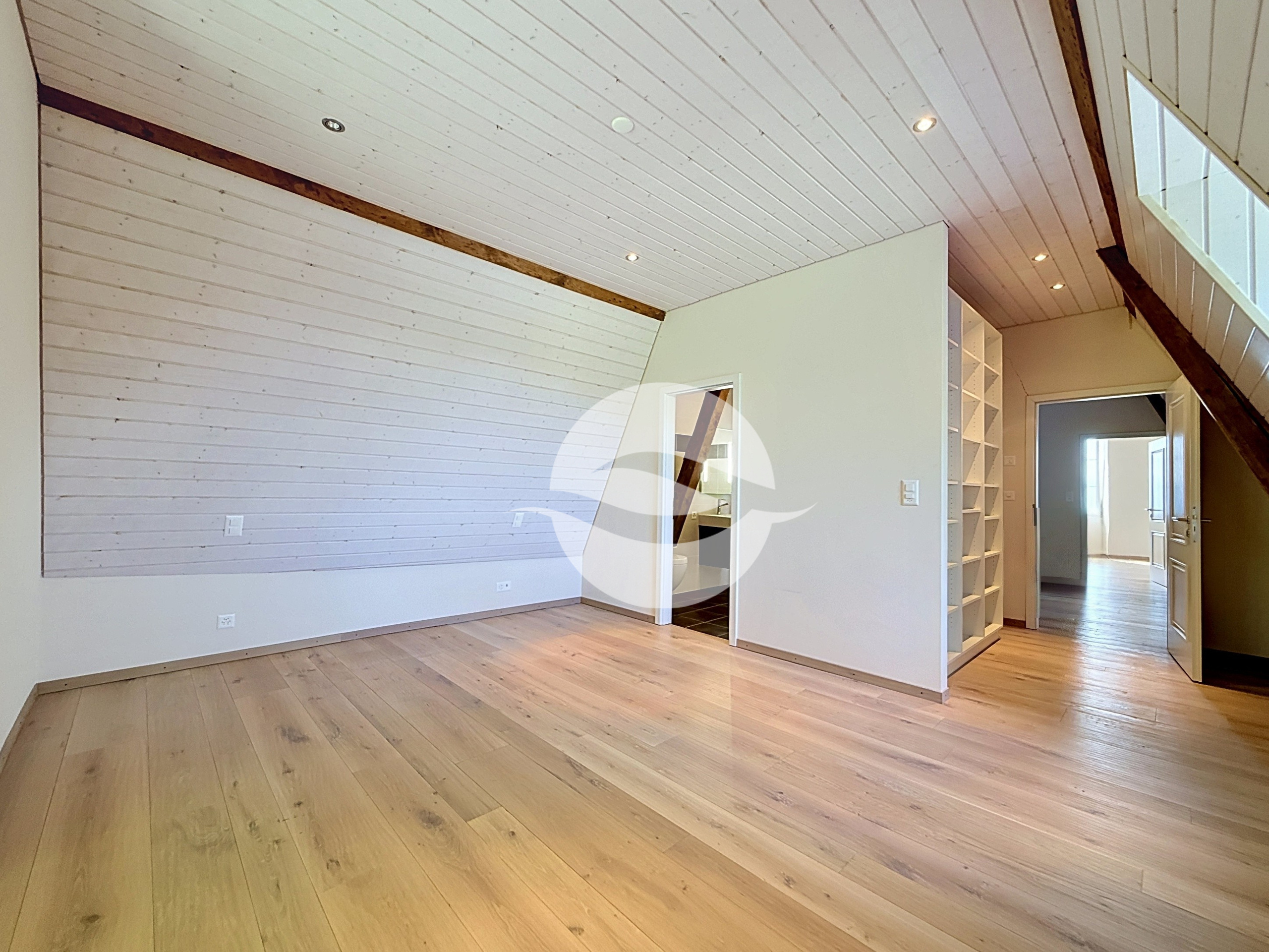 Combles : 4ème chambre avec armoires et salle de douche Combles : 4ème chambre avec armoires et salle de douche