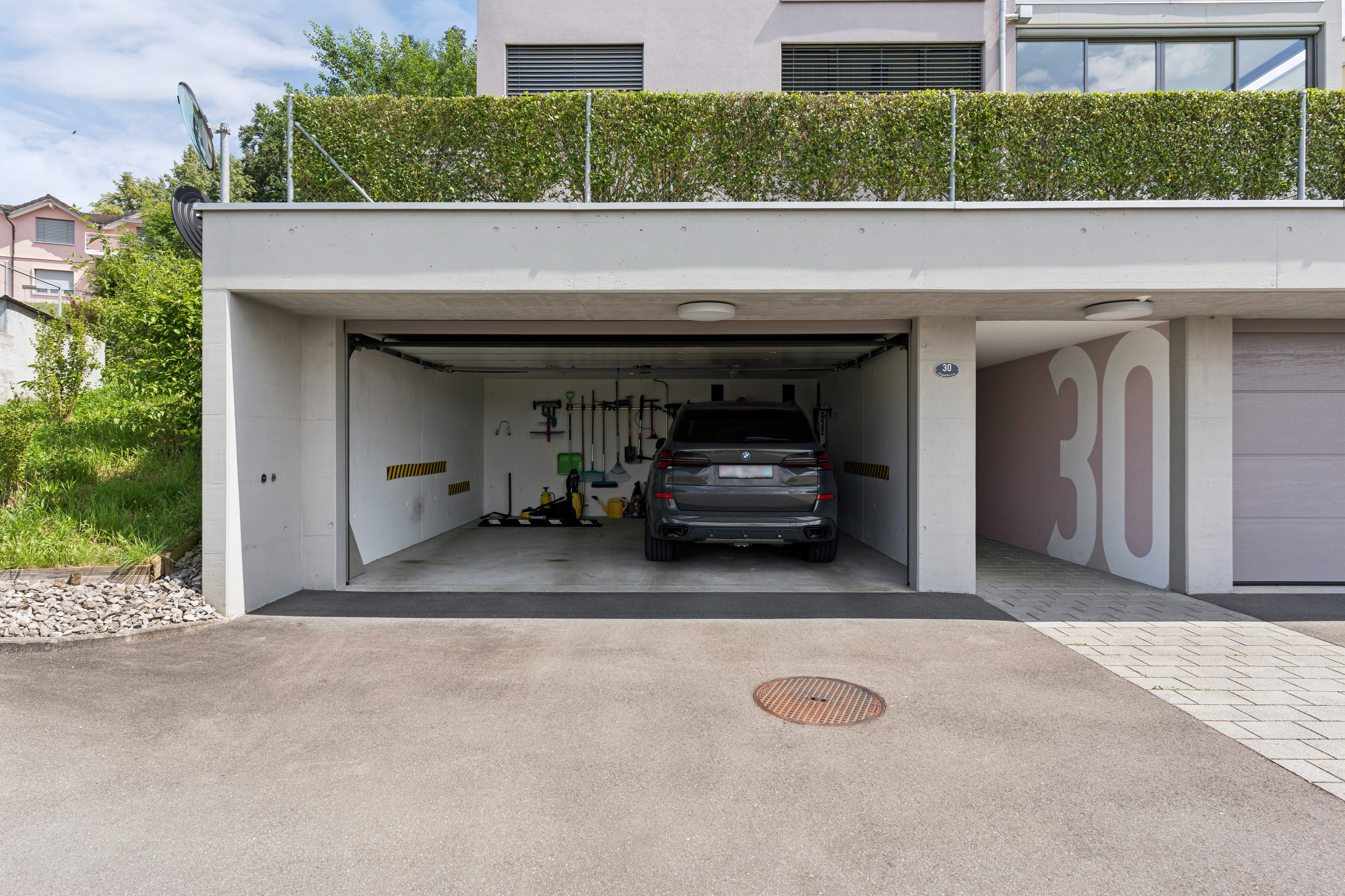 Die komfortable Doppelgarage liegt direkt neben dem Hauseingang und sorgt für kurze Wege und höchsten Alltagskomfort. Die komfortable Doppelgarage liegt direkt neben dem Hauseingang und sorgt für kurze Wege und höchsten Alltagskomfort.