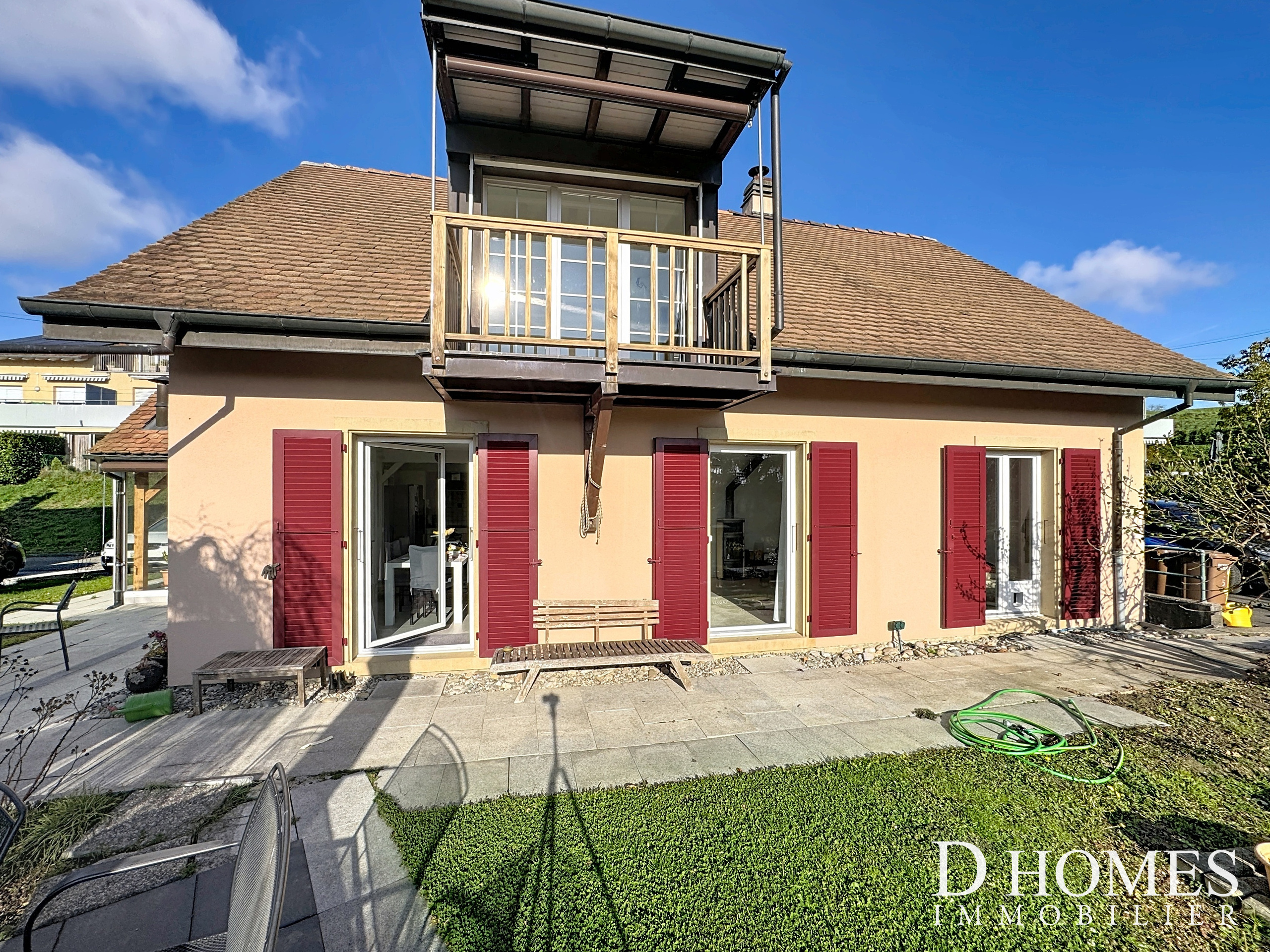 L'appartement occupe le premier étage de cette maison