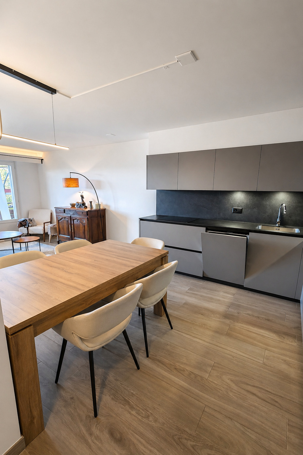 Cuisine ouverte sur le séjour avec un coin repas