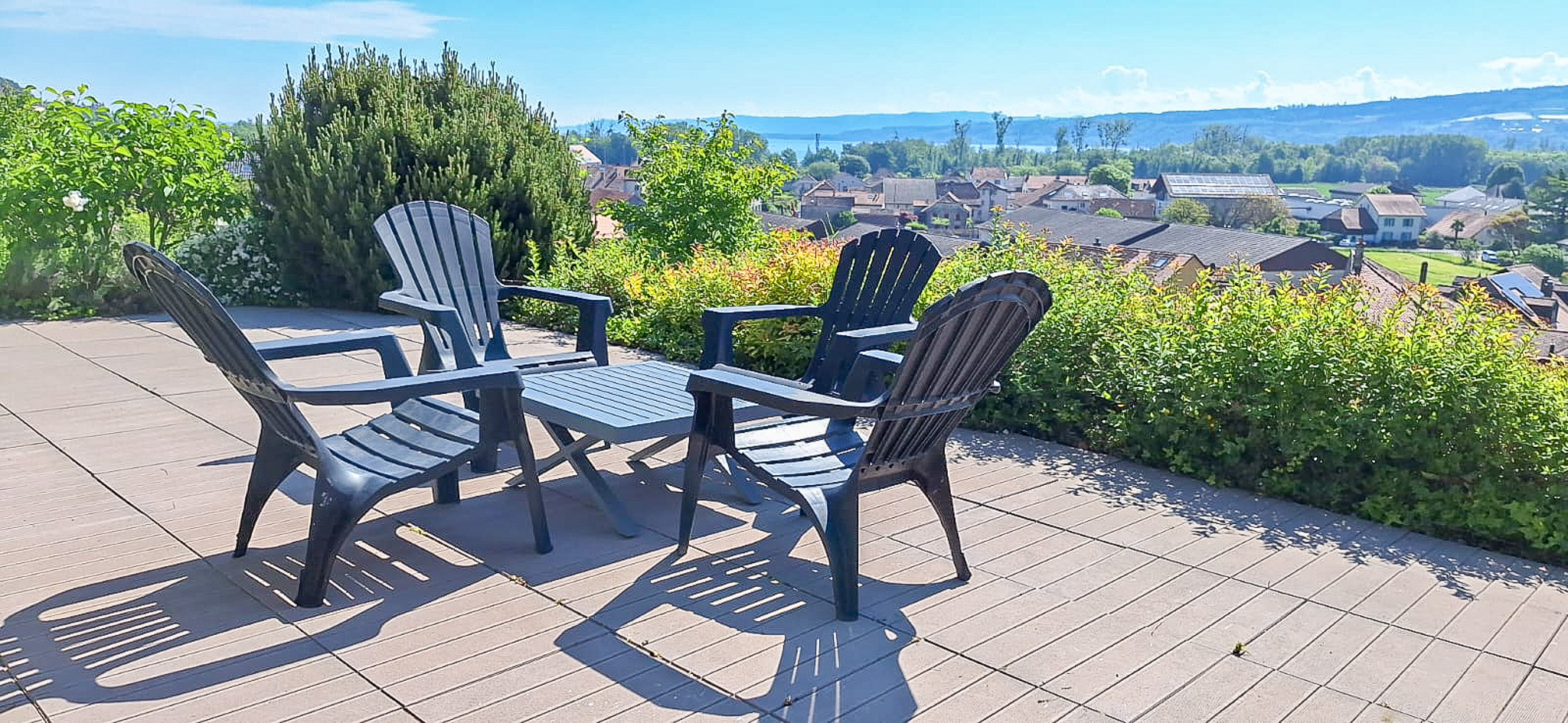 Belle terrasse ensoleillée  Belle terrasse ensoleillée