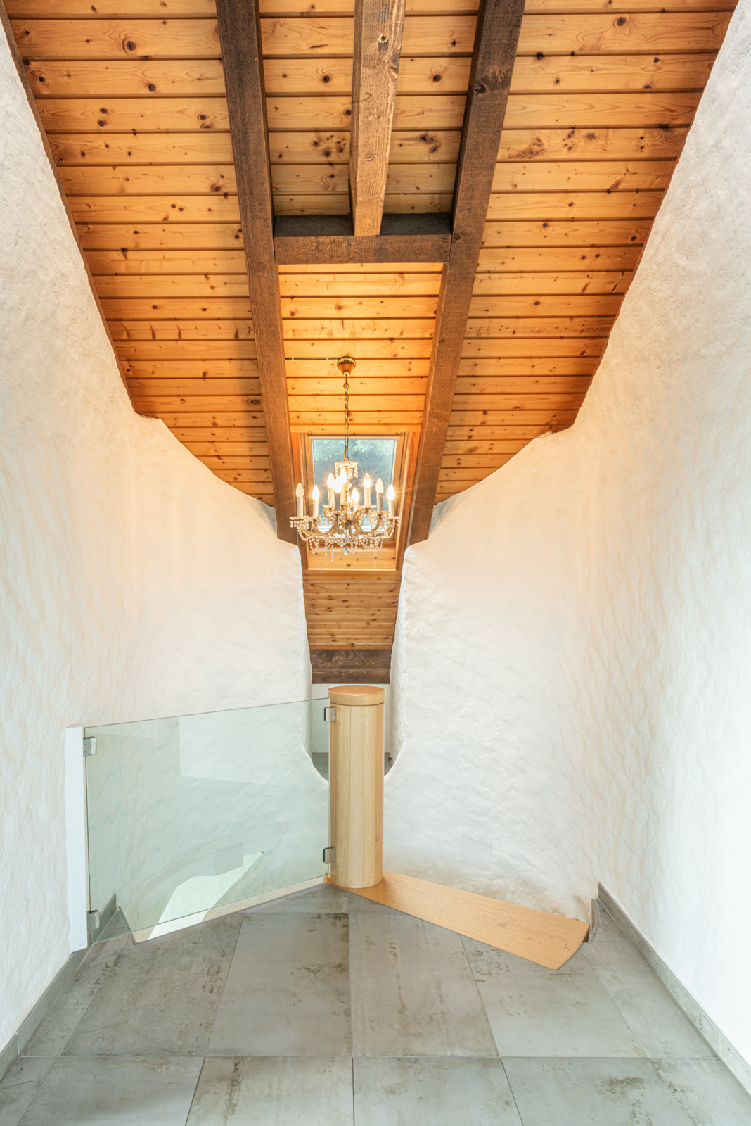 Portrait Vorplatz und Treppe. Portrait Vorplatz und Treppe.