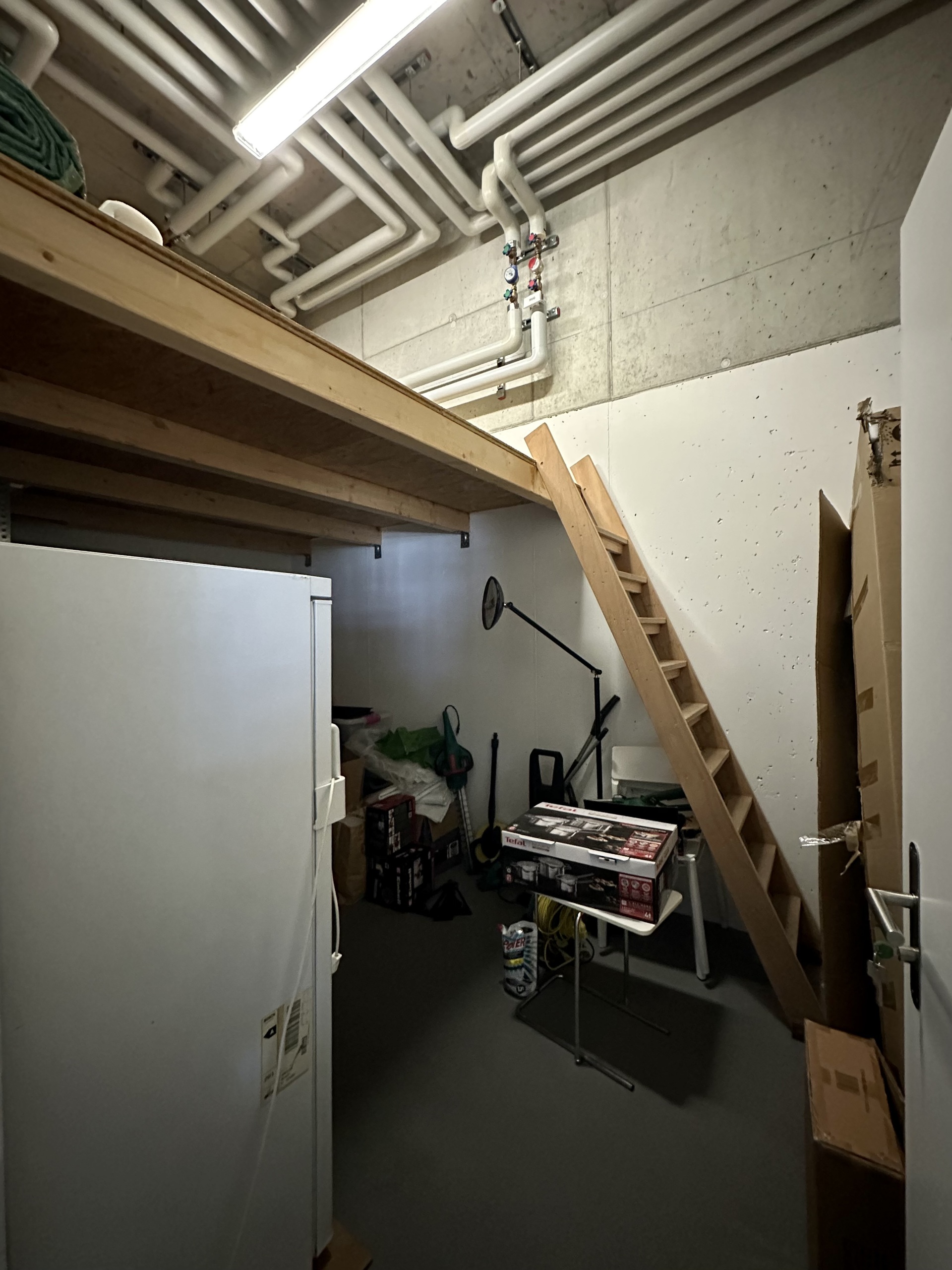 Der Kellerraum auf zwei Etagen mit Stromanschluss befindet sich in der Garagenebene..