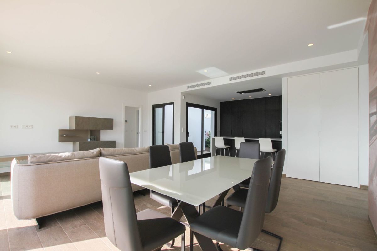 Espace séjour - salle à manger - cuisine ouvert sur la vaste terrasse