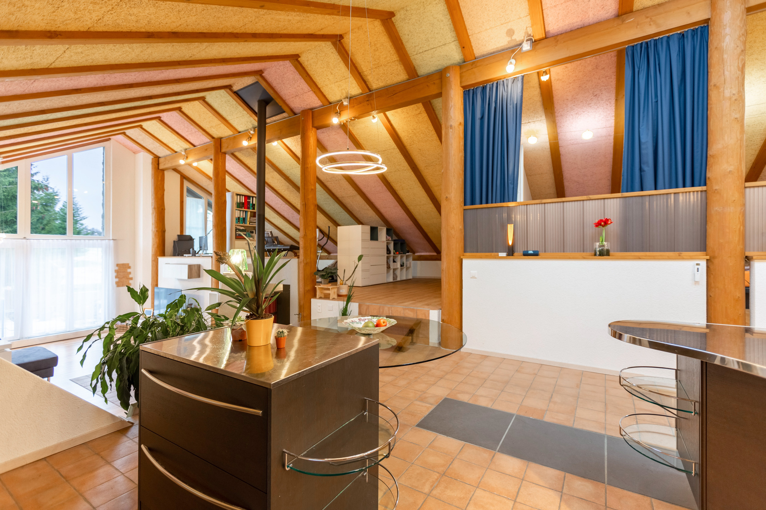 Lichtdurchflutet und herrlich hell. Der Wohnbereich mit direktem Zugang zur Terrasse- kühl im Sommer, herrlich warm im Winter. Lichtdurchflutet und herrlich hell. Der Wohnbereich mit direktem Zugang zur Terrasse- kühl im Sommer, herrlich warm im Winter.