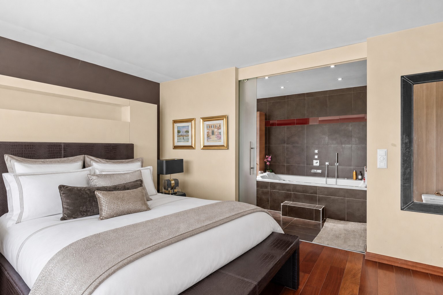 Salle de bain ensuite avec jacuzzi, douche italienne XL Salle de bain ensuite avec jacuzzi, douche italienne XL