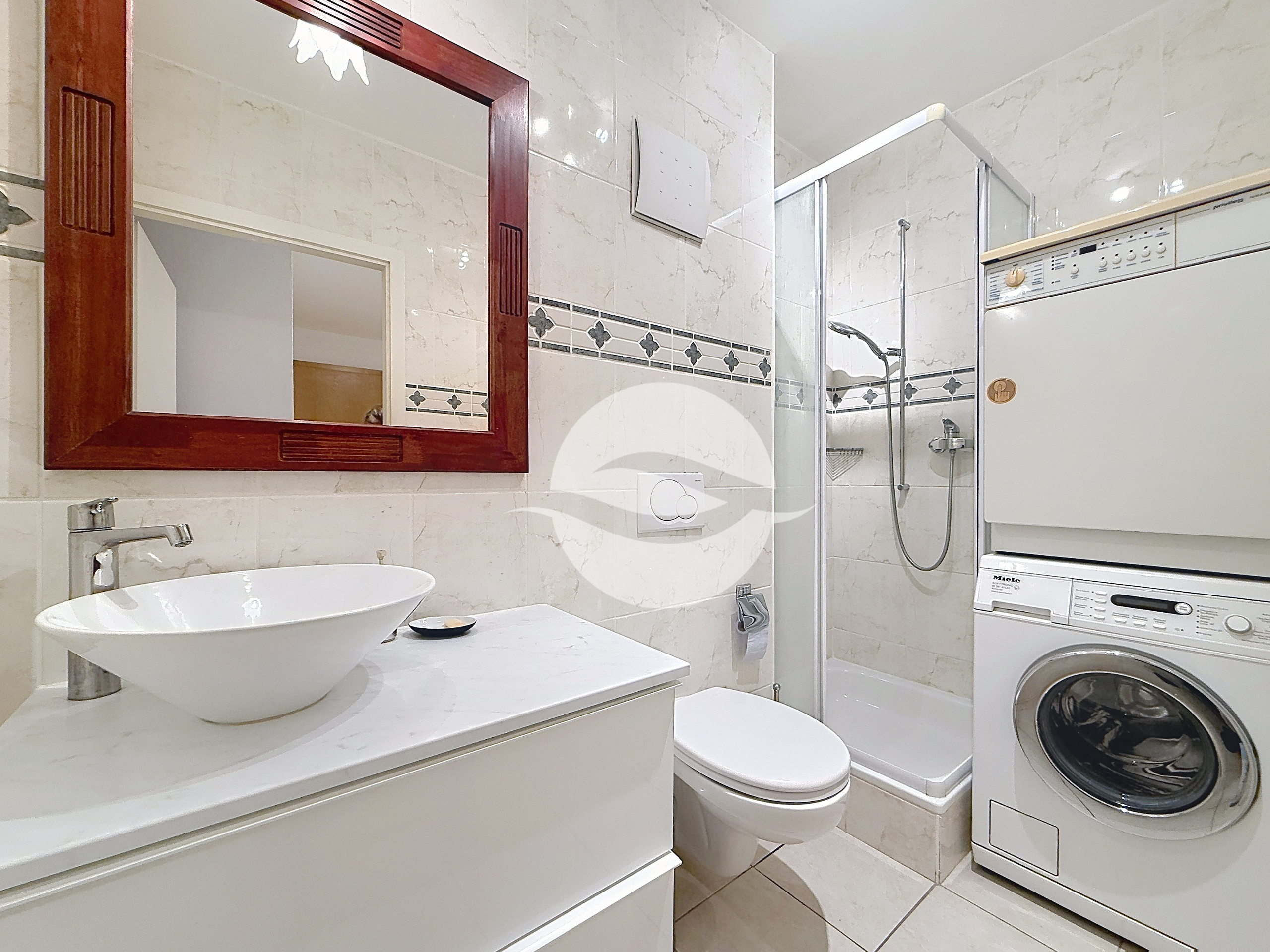 Salle de douche avec lave-linge et séchoir