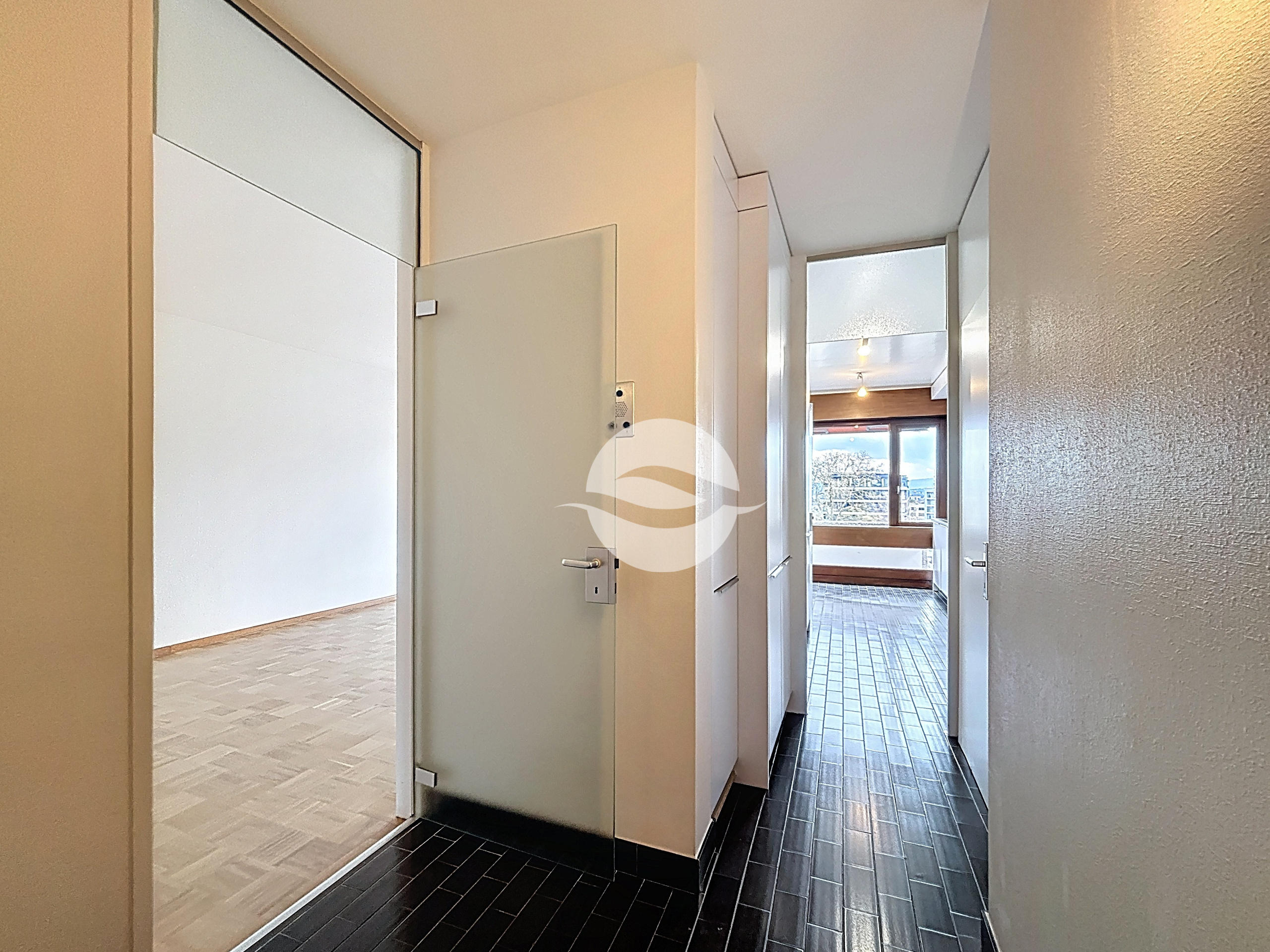 Entrée avec armoires