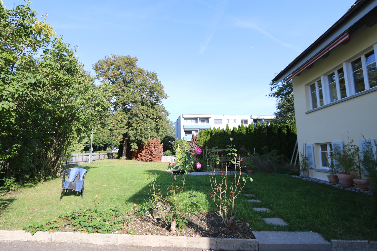 schöner Garten zur Mitbenutzung und eigenem Sitzplatz