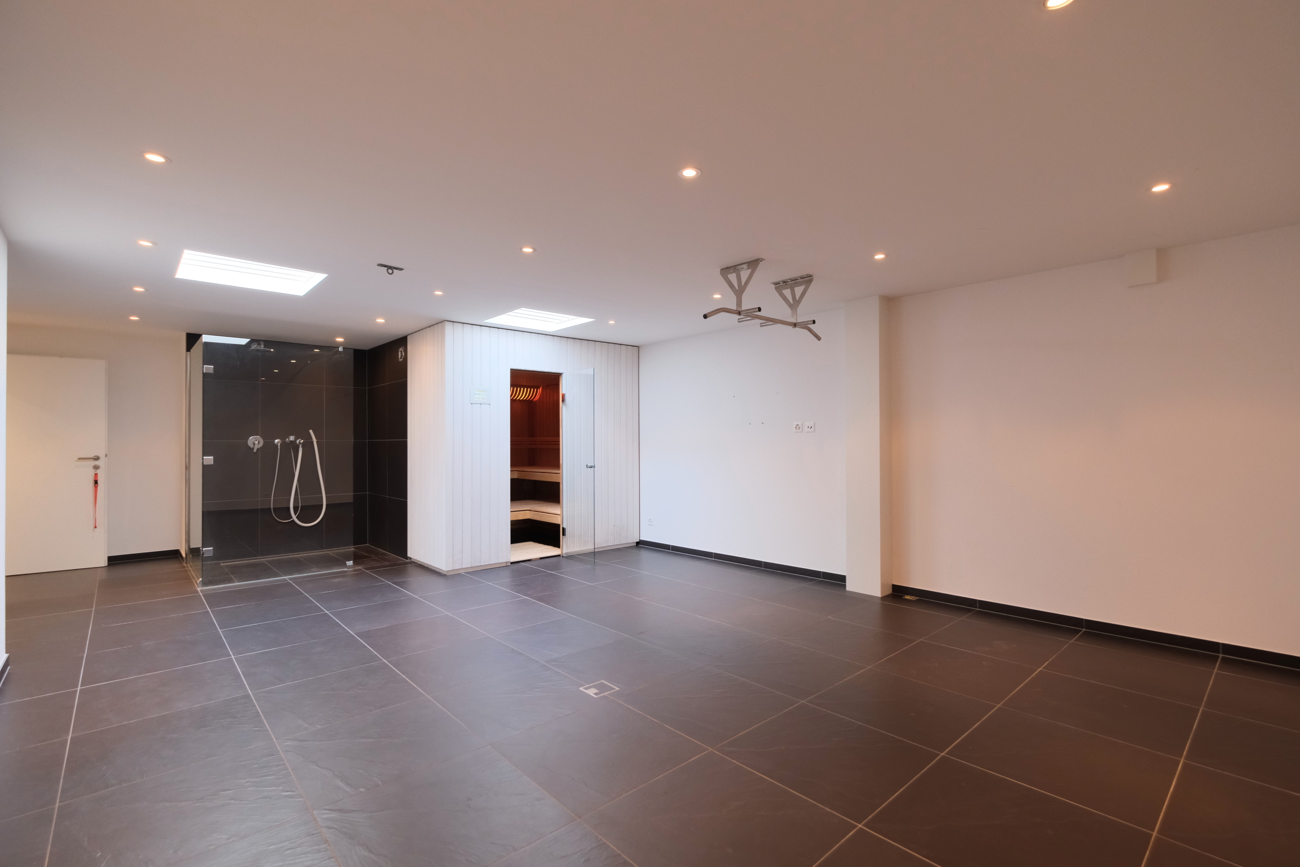 Fitnessraum mit Sauna und Dusche 