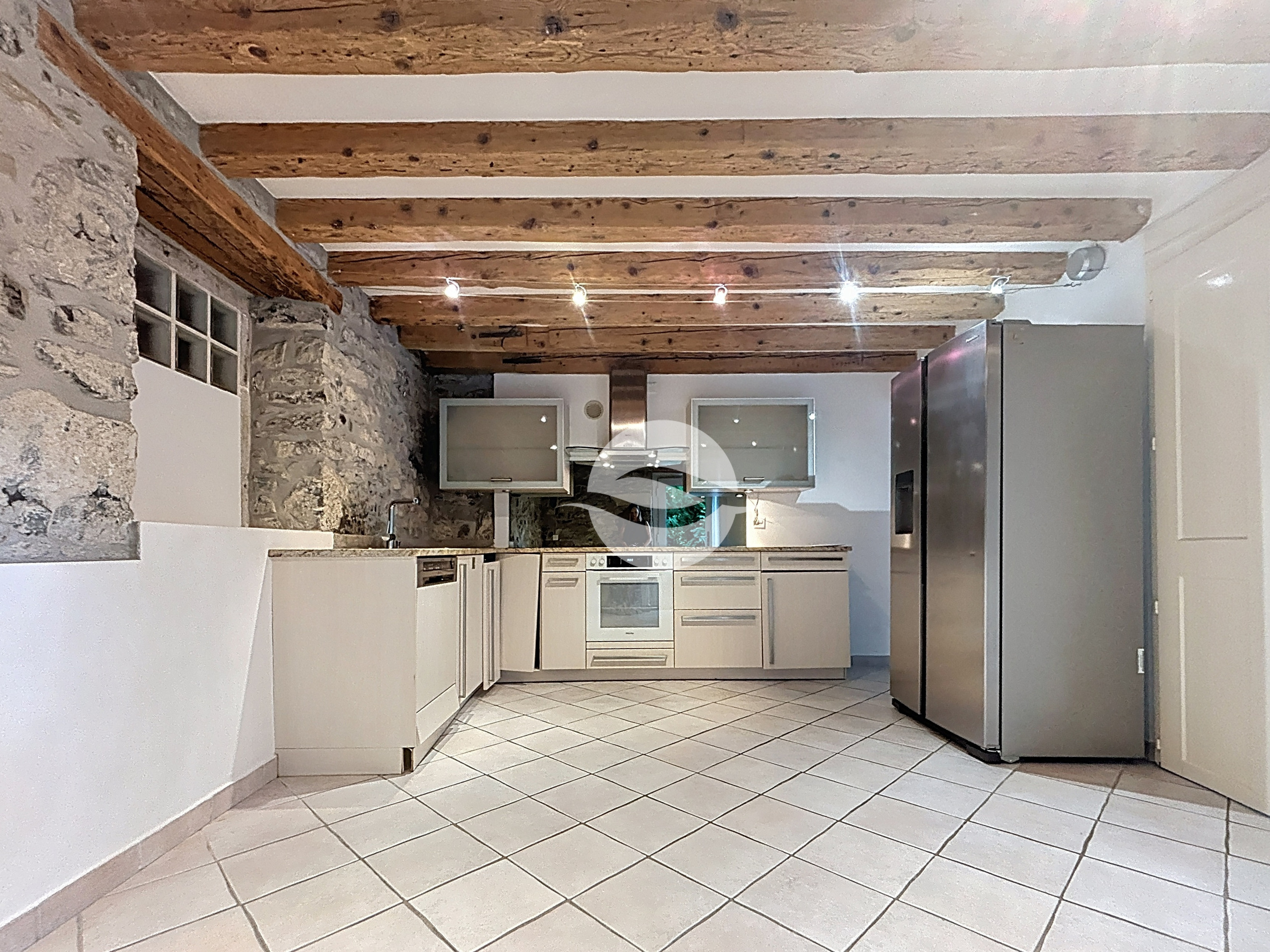 Cuisine équipée avec accès terrasse Cuisine équipée avec accès terrasse