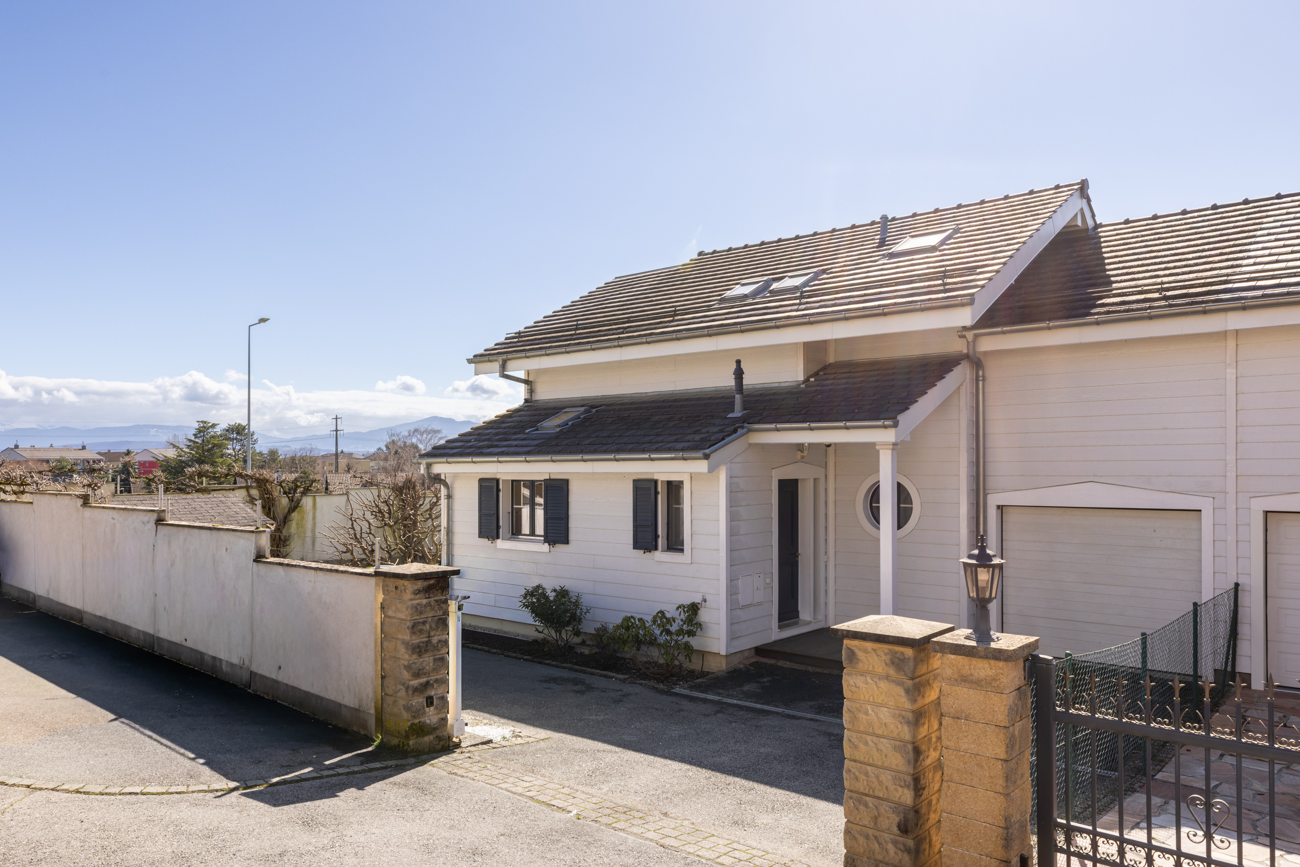 Accès par un portail sécurisé, garage et parkings