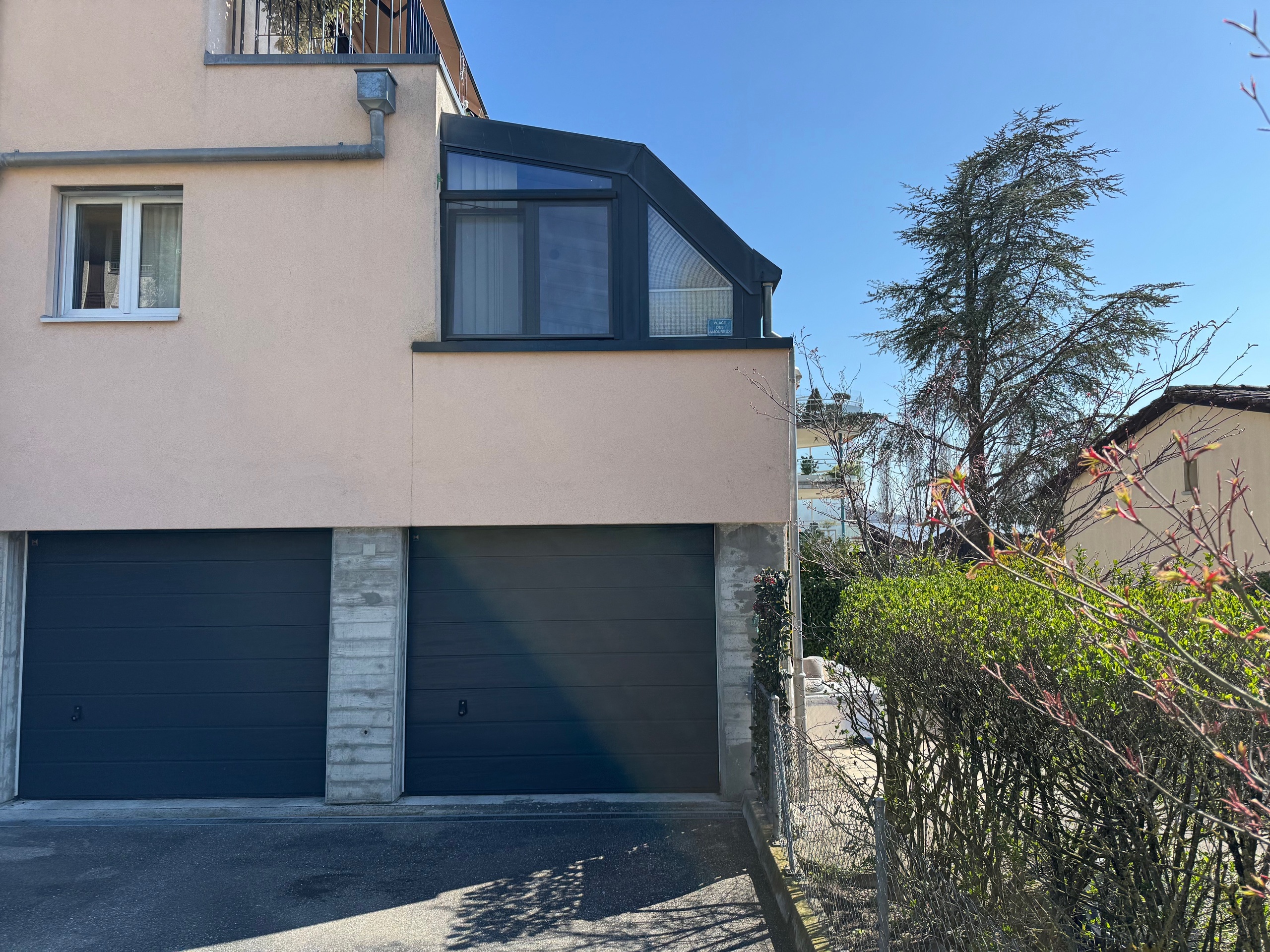 Les 2 garages et la façade nord Les 2 garages et la façade nord