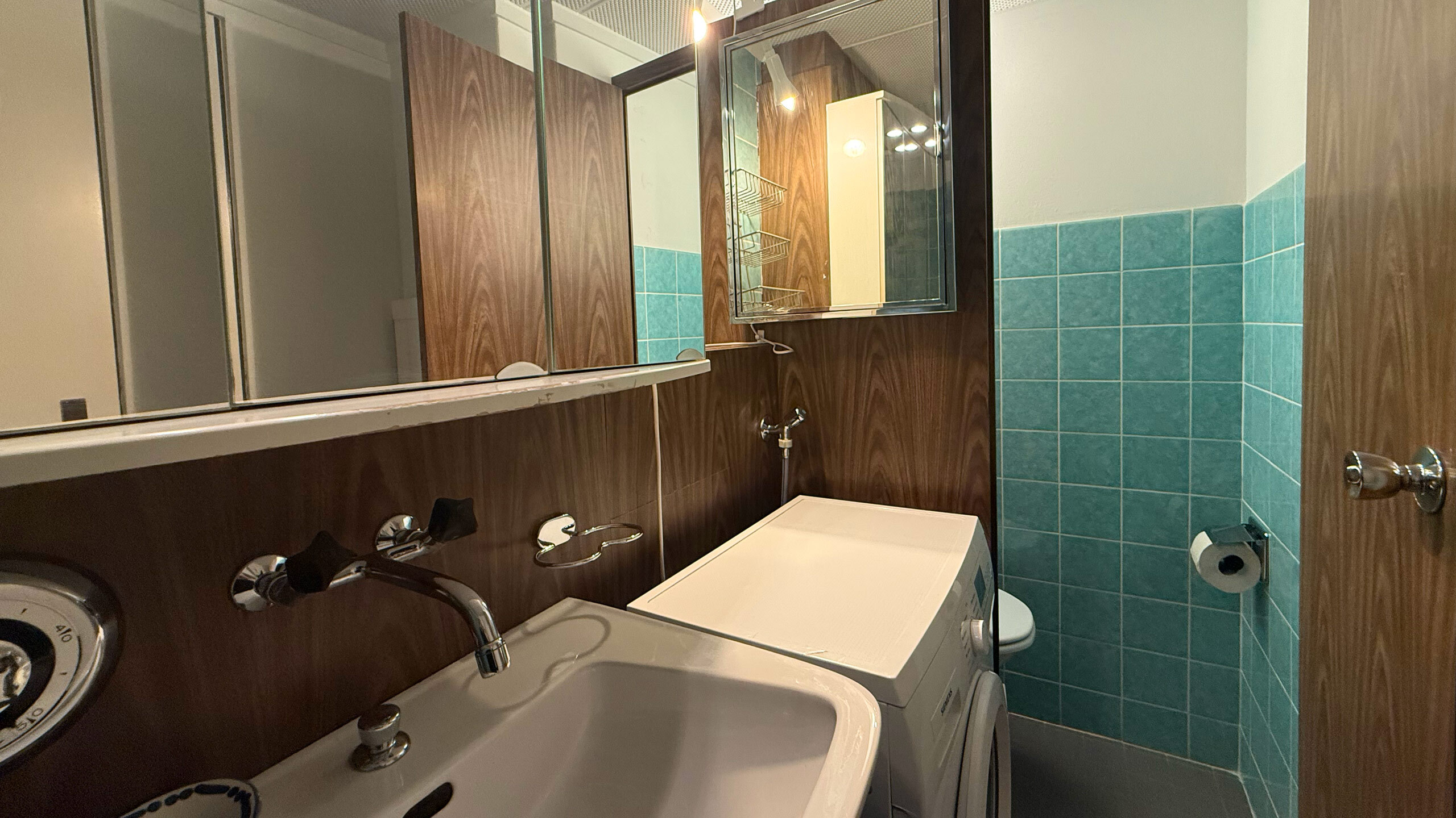 Bathroom with separate toilet Bathroom with separate toilet