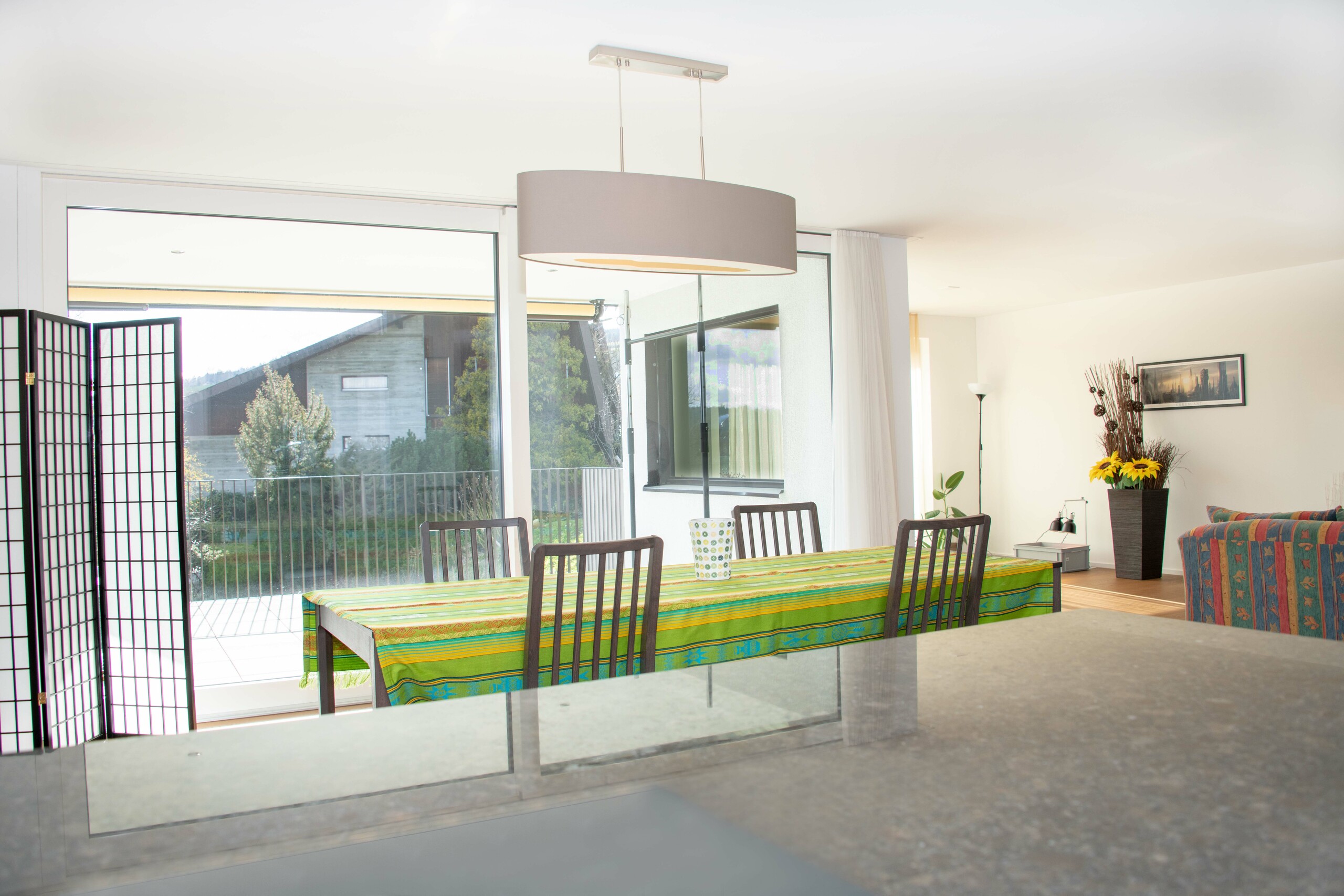 Wohn-Essbereich mit Balkon