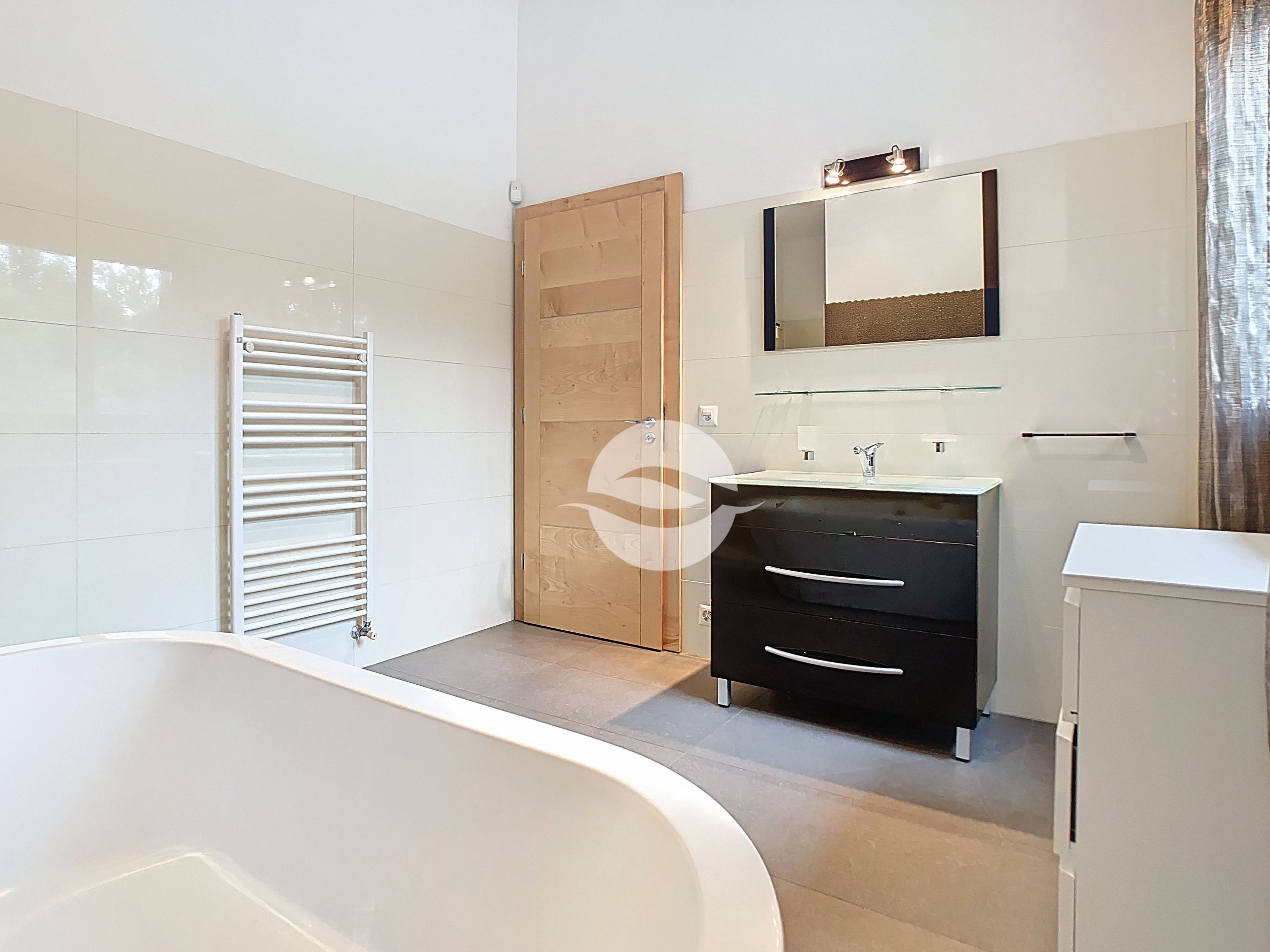 1er : Salle de bains et douche privative de la suite parentale 