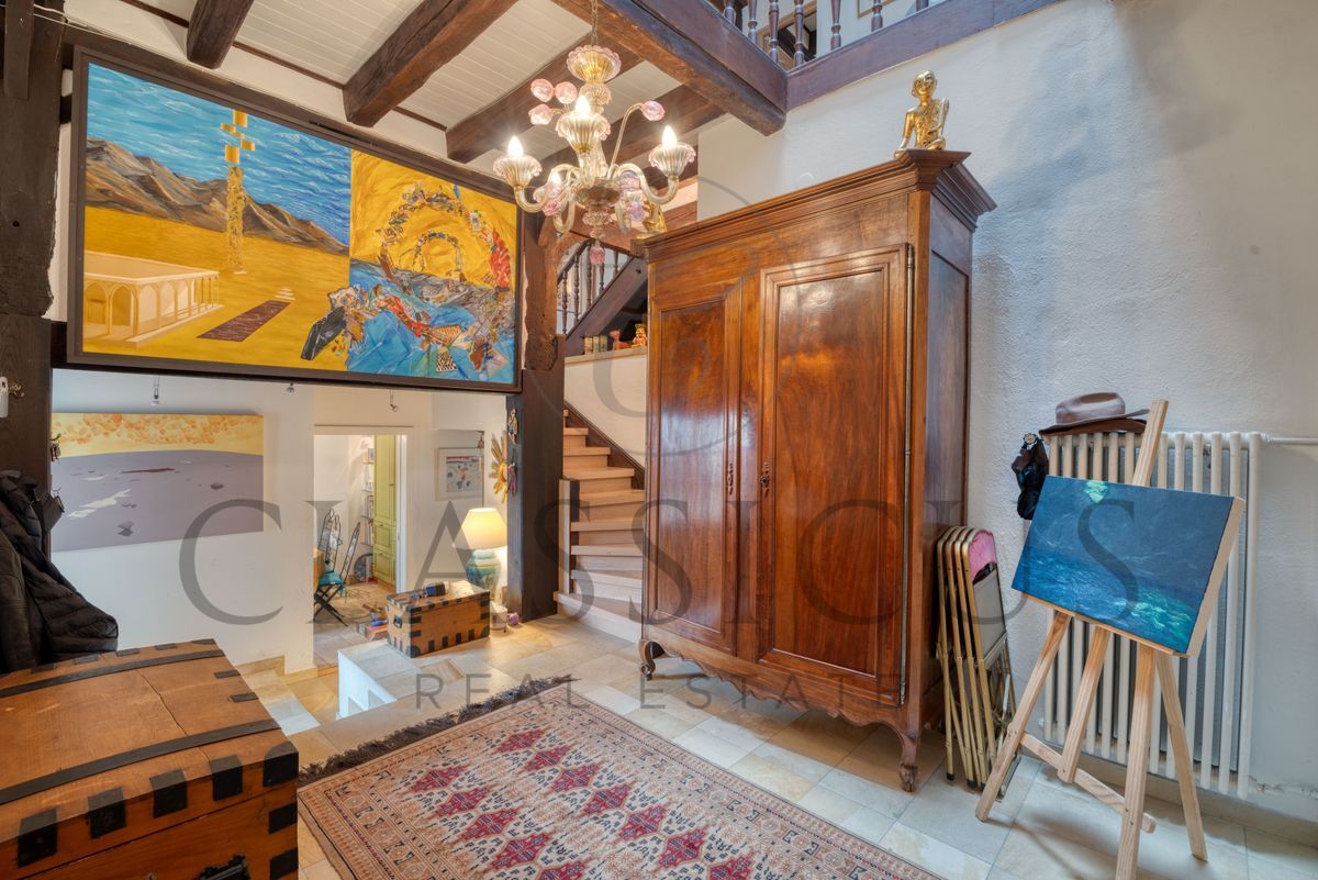 Entrée accueillante avec armoire en bois et escalier. Entrée accueillante avec armoire en bois et escalier.