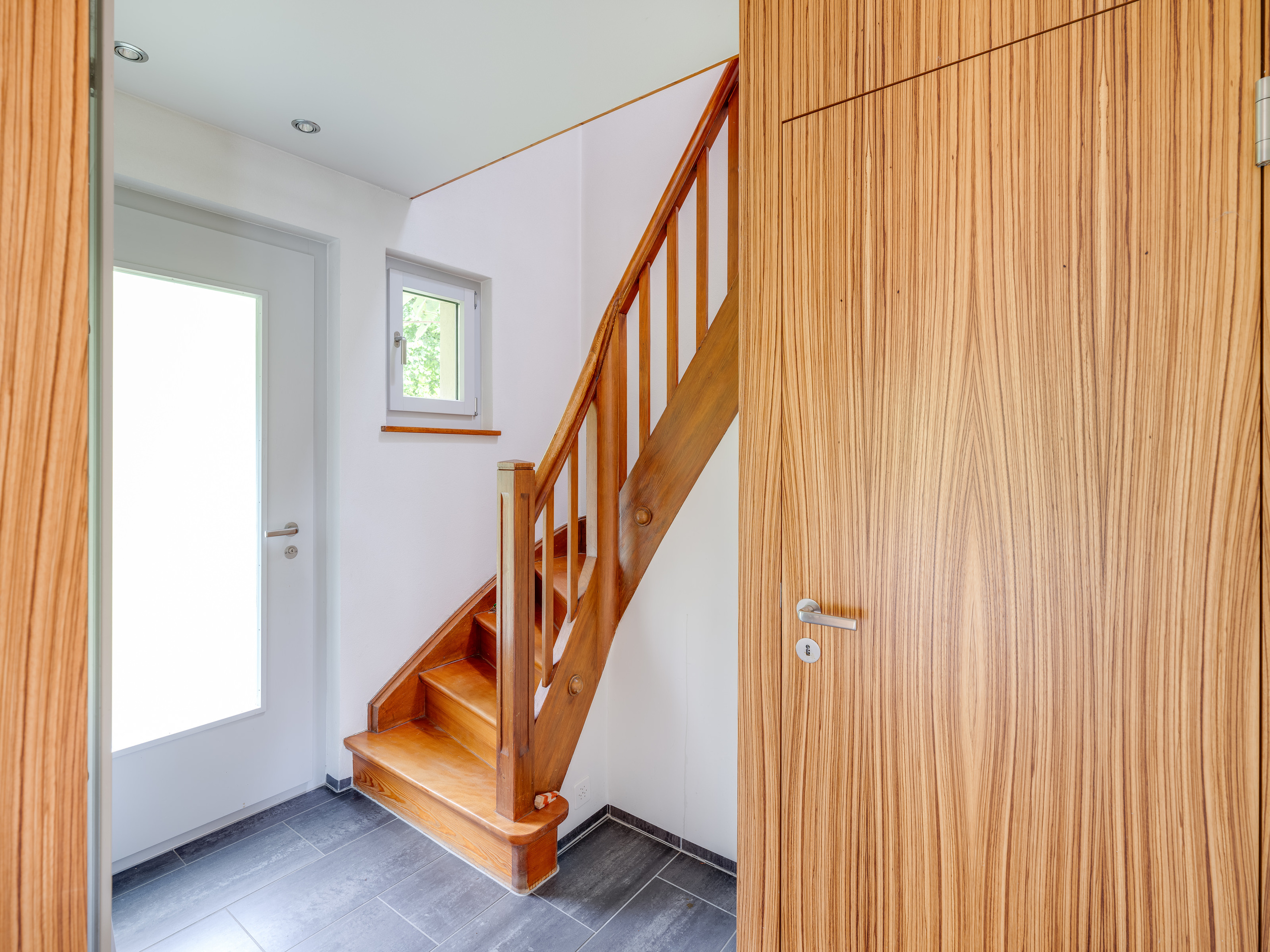 EINGANG UND TREPPE