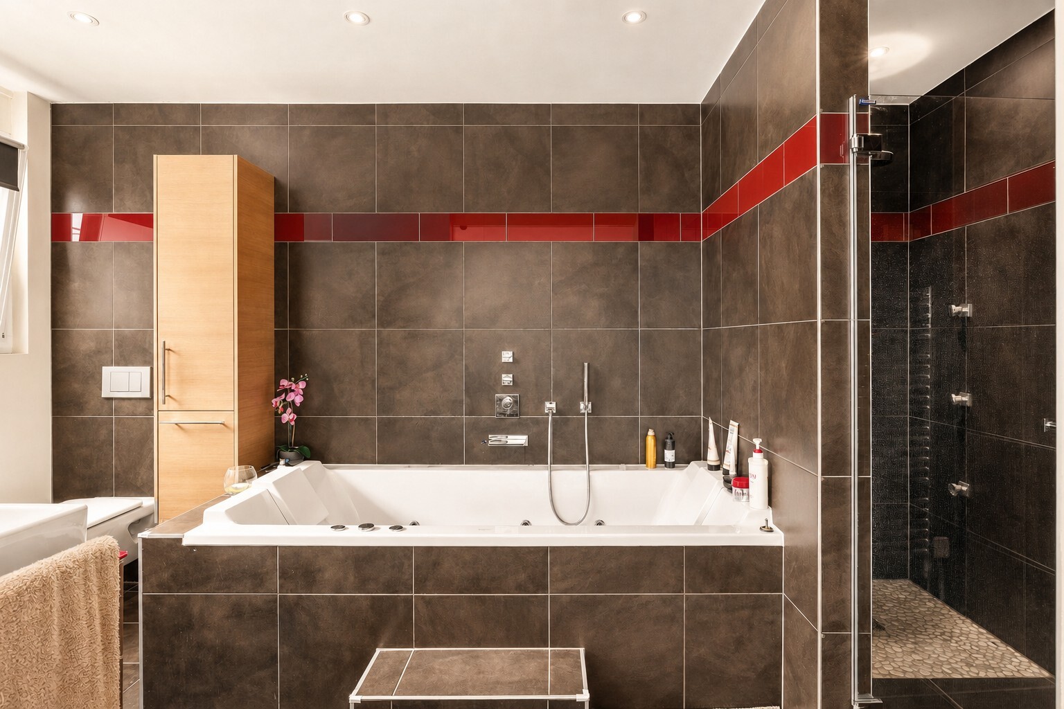 Salle de bain ensuite avec jacuzzi, douche italienne XL Salle de bain ensuite avec jacuzzi, douche italienne XL
