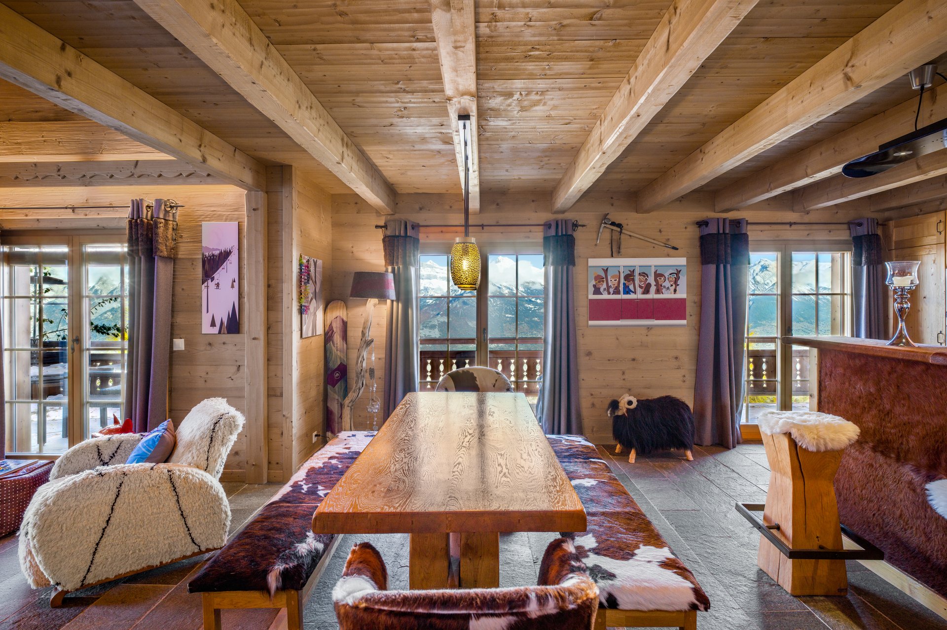 Esszimmer mit Zugang zum Balkon Esszimmer mit Zugang zum Balkon