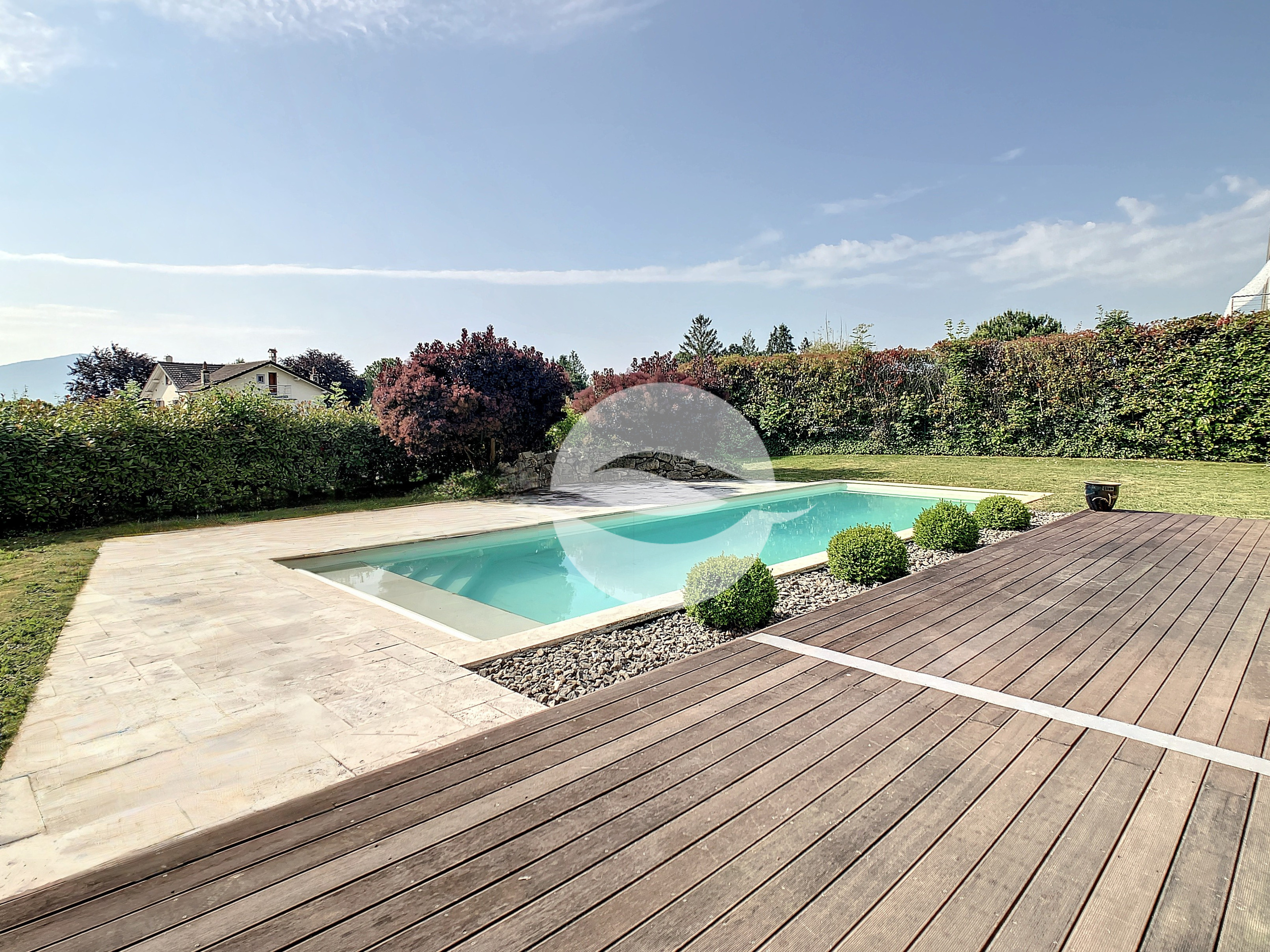 Extérieur : Terrasse avec piscine et jardin clôturé