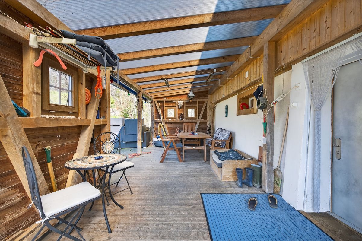 Grosse, gemütliche überdachte Veranda, ideal für Entspannung im Freien.