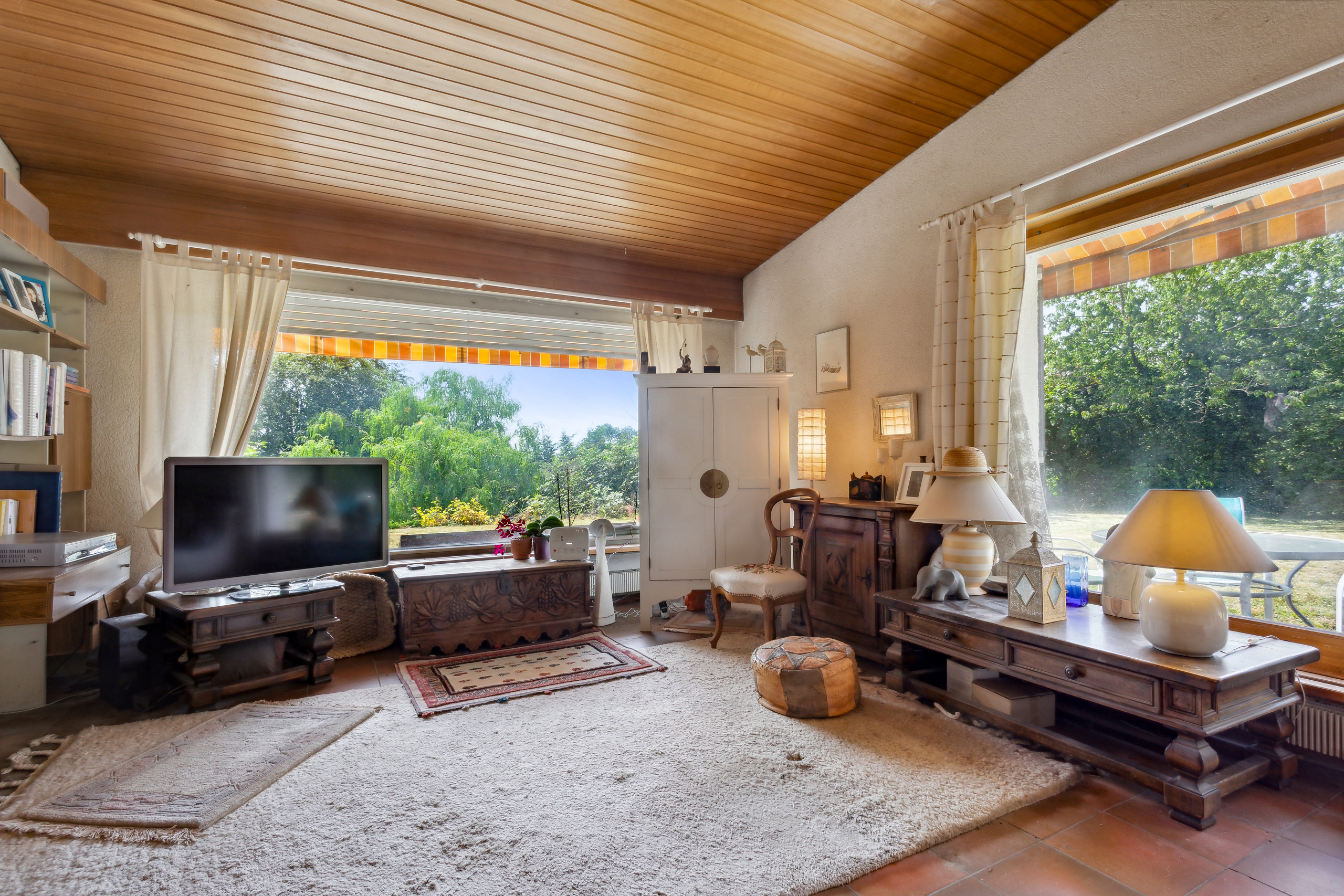 Wohnzimmer mit Kamin