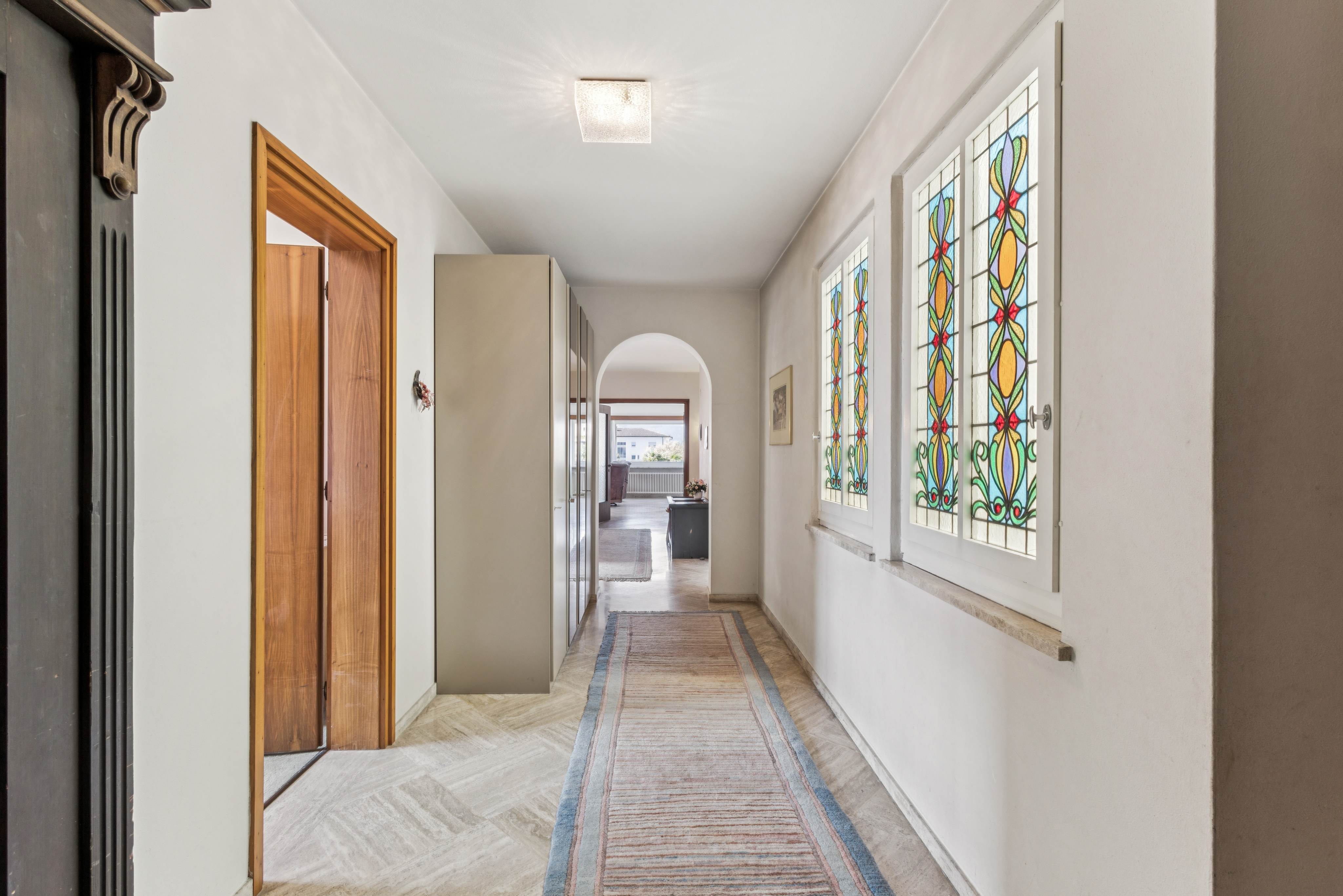 Corridoio dall'area d'ingresso con vetrate colorate alla zona giorno