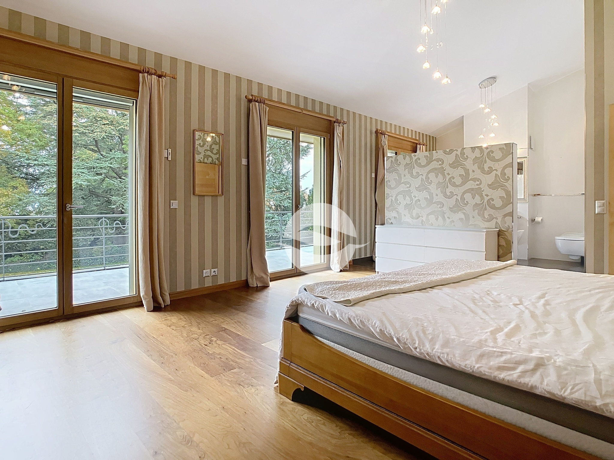 1er : 2ème suite parentale avec dressing, balcon et salle d'eau semi ouverte