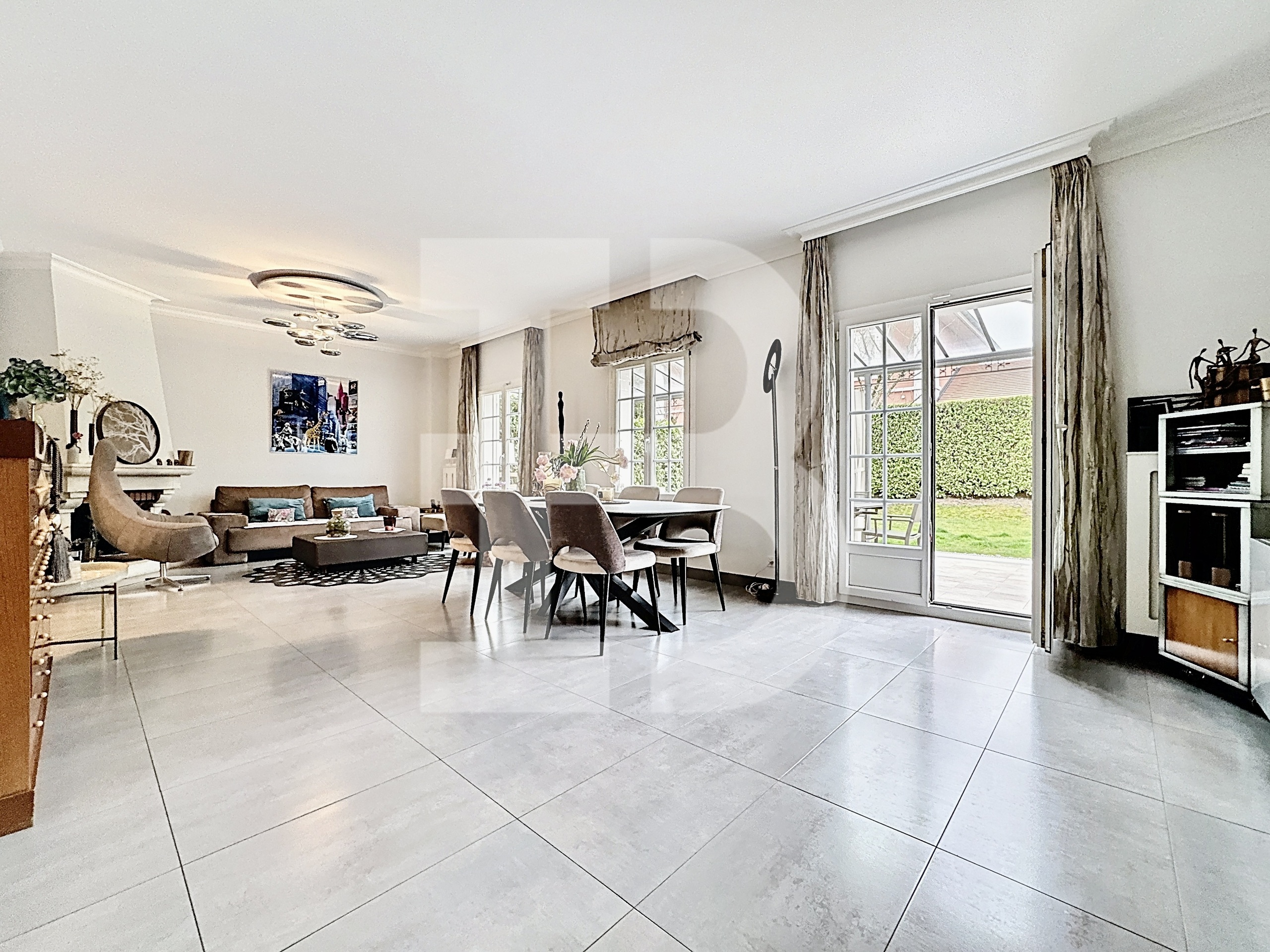 Séjour avec cheminée s'ouvrant sur le jardin Séjour avec cheminée s'ouvrant sur le jardin