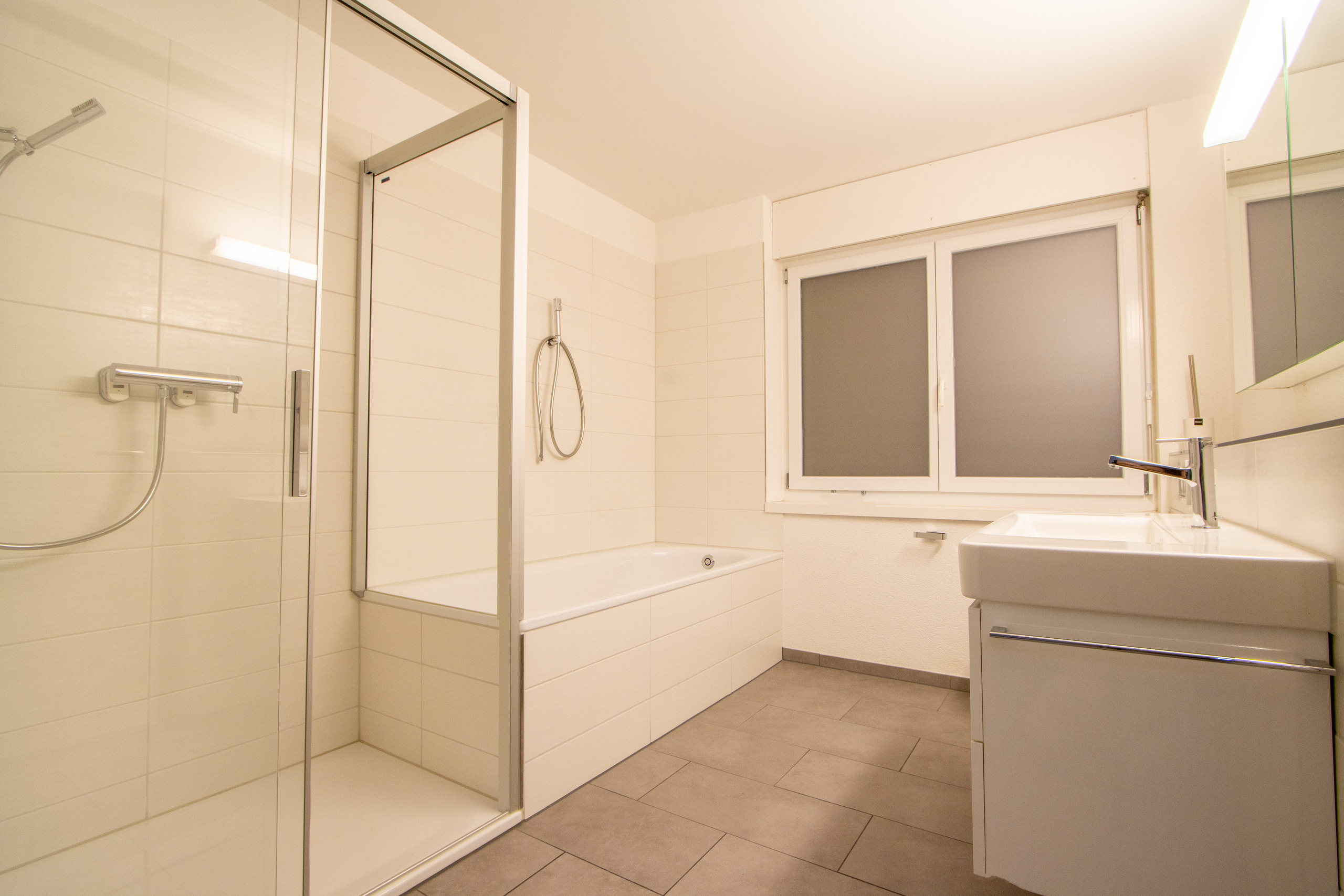 Bad m. Badewanne und Dusche Bad m. Badewanne und Dusche