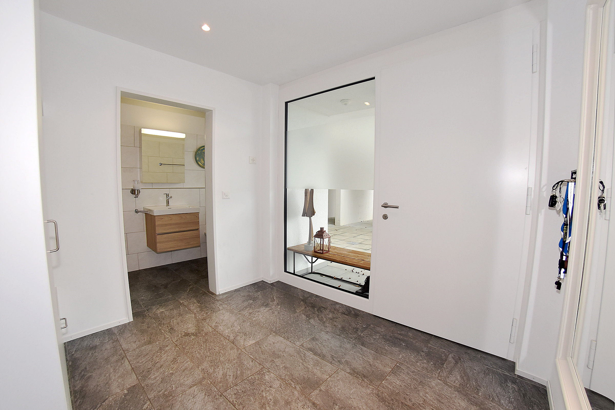 Vorplatz mit Garderobe Vorplatz mit Garderobe