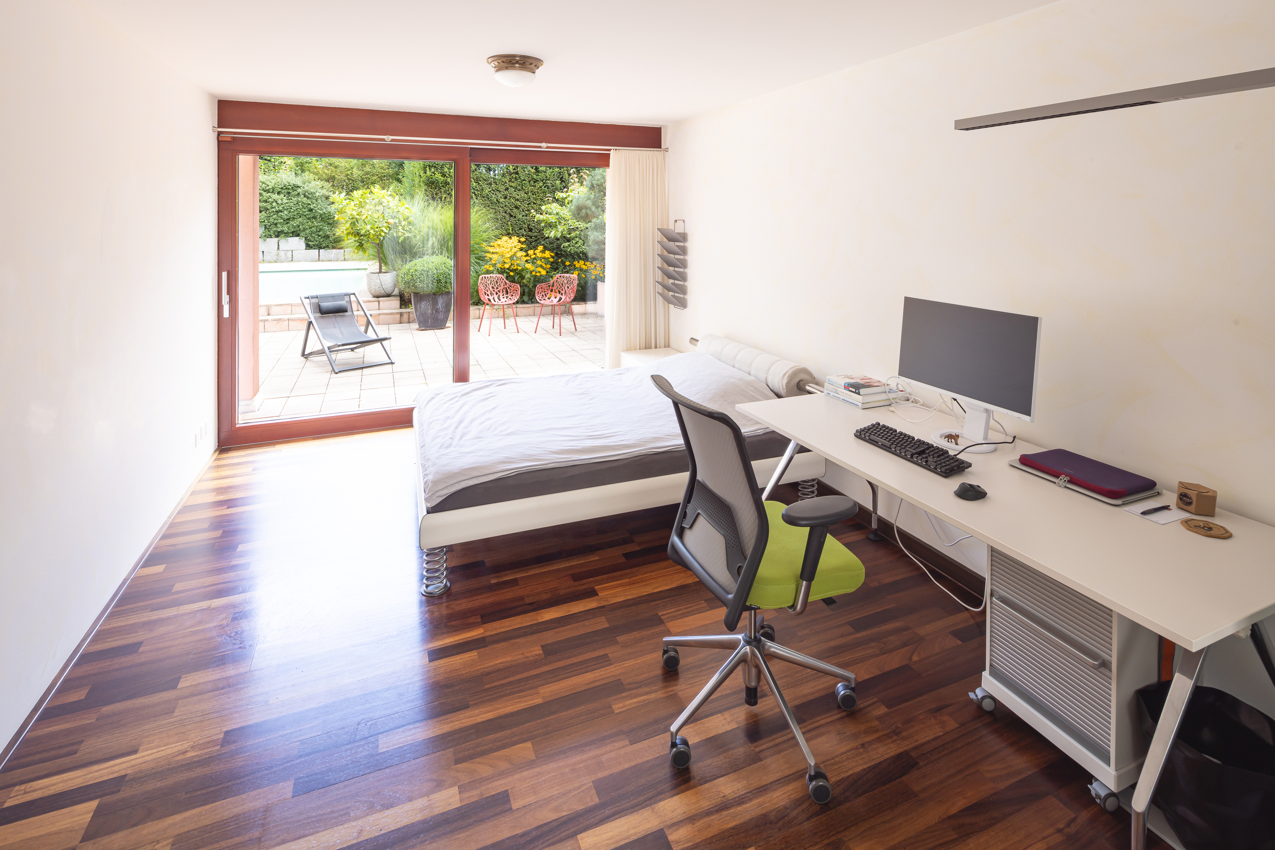 Zimmer mit direktem Zugang zum Garten