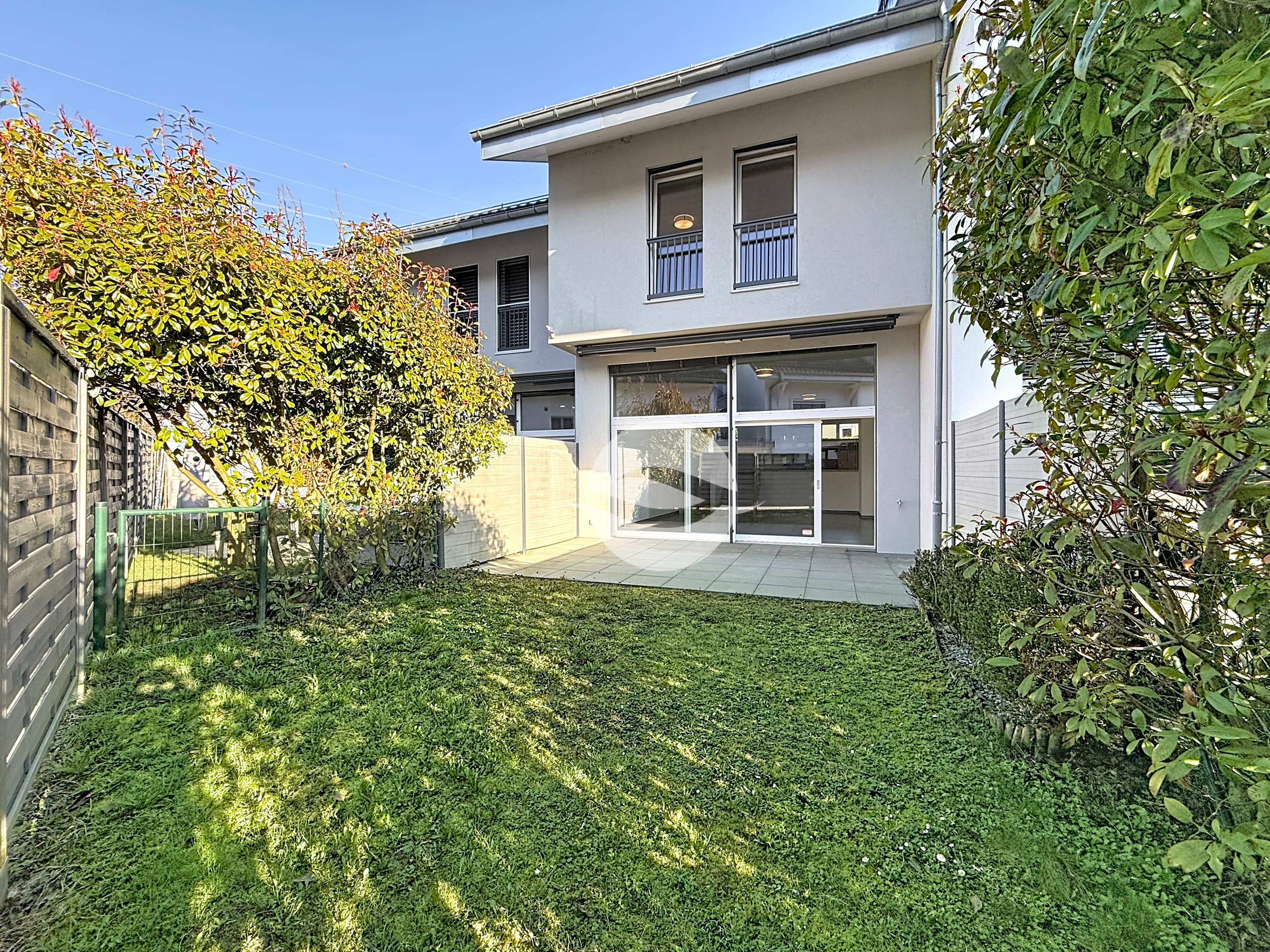 Extérieur : terrasse et jardinet au SUD