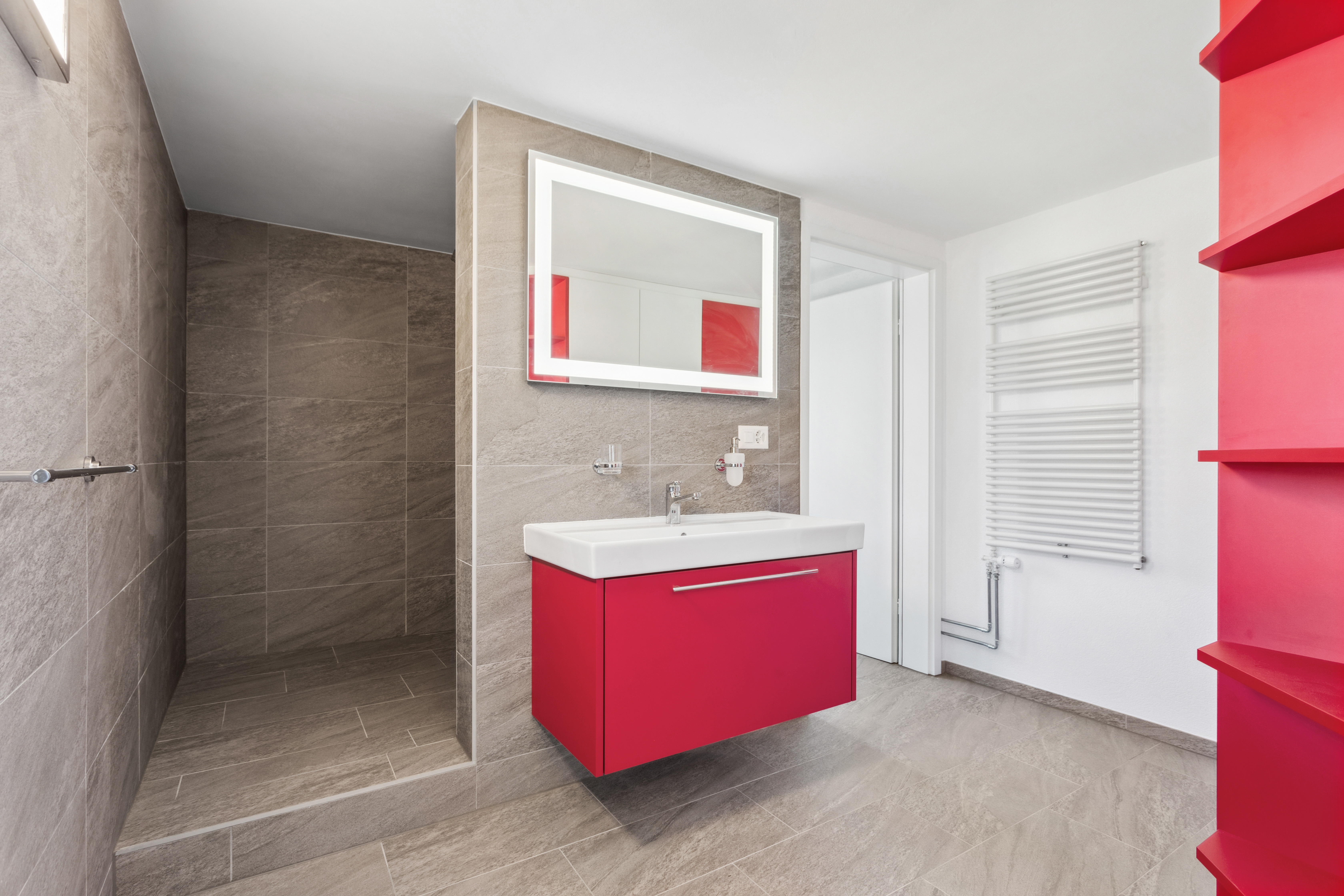 Salle de douche avec douche à l'italienne et meubles sur mesure Salle de douche avec douche à l'italienne et meubles sur mesure