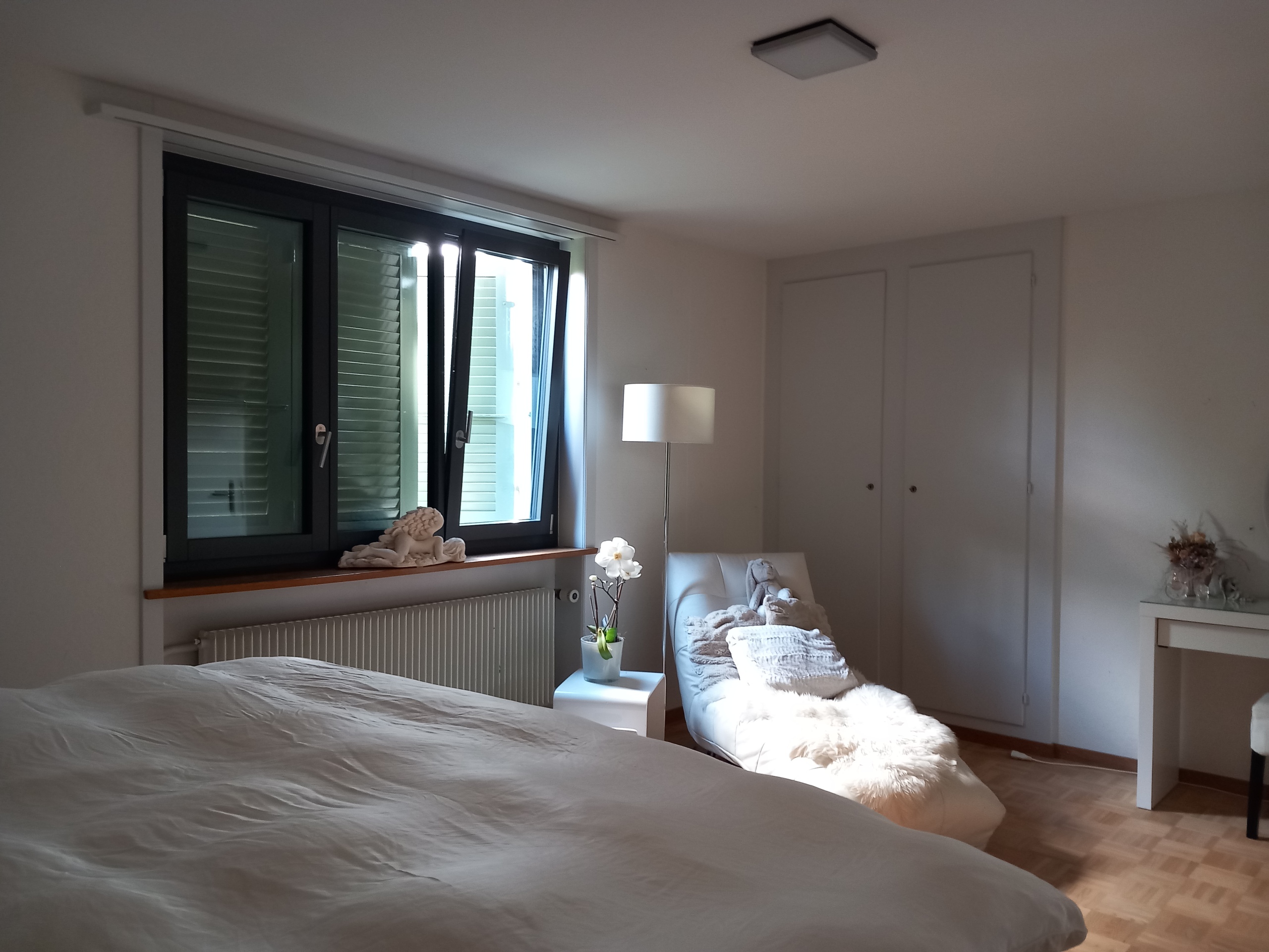 Zimmer Obergeschoss Ost 20 m2 mit Einbauschrank. Zimmer Obergeschoss Ost 20 m2 mit Einbauschrank.
